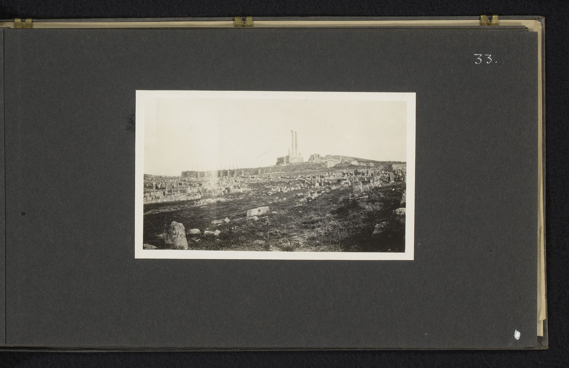 Gezicht op Kapitool en omgeving te Timgad by A.G.A. van Eelde