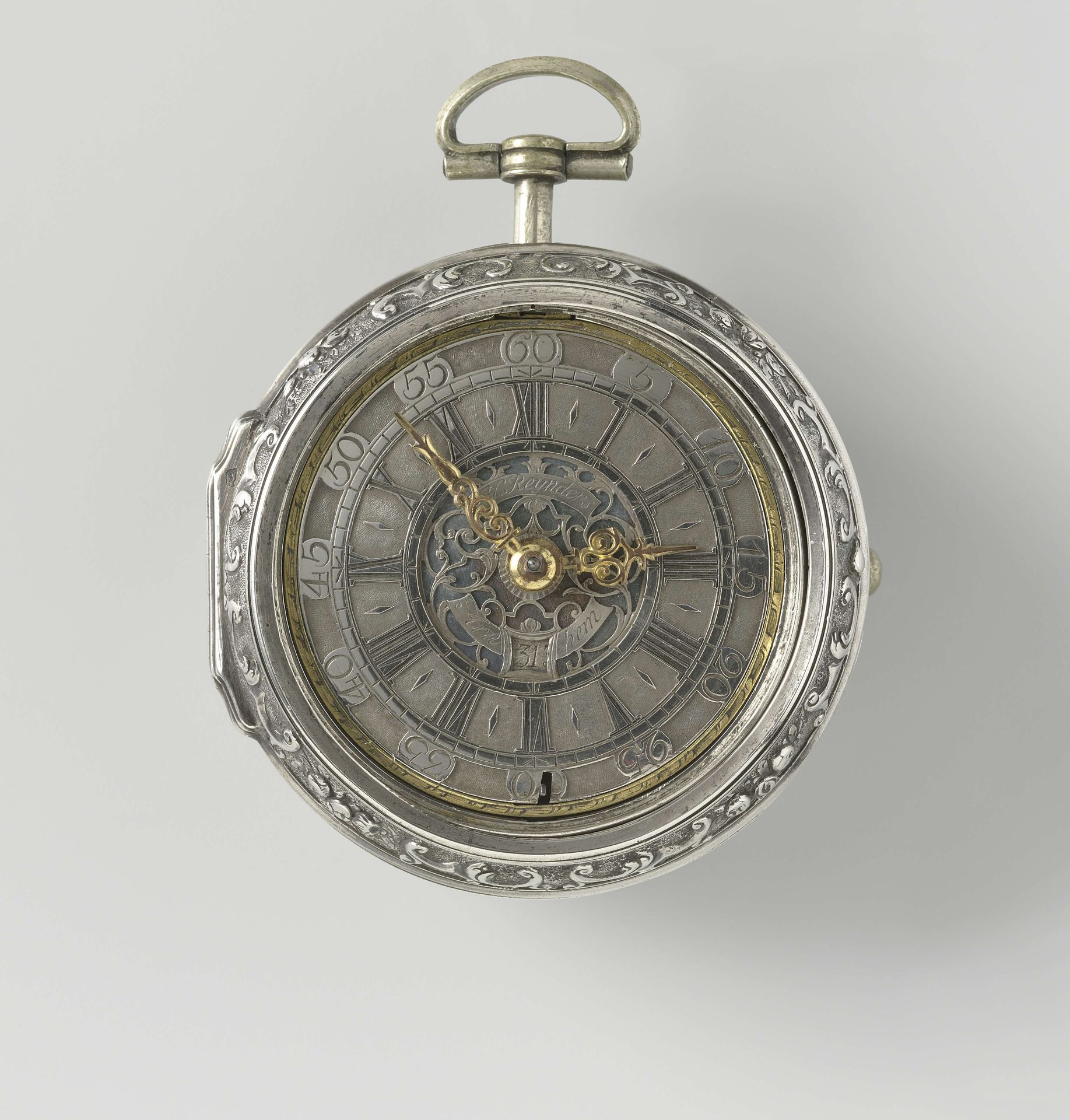 Zakhorloge met gedreven voorstelling van twee krijgslieden voor tenten in losse kast by Hermanus Reijnders