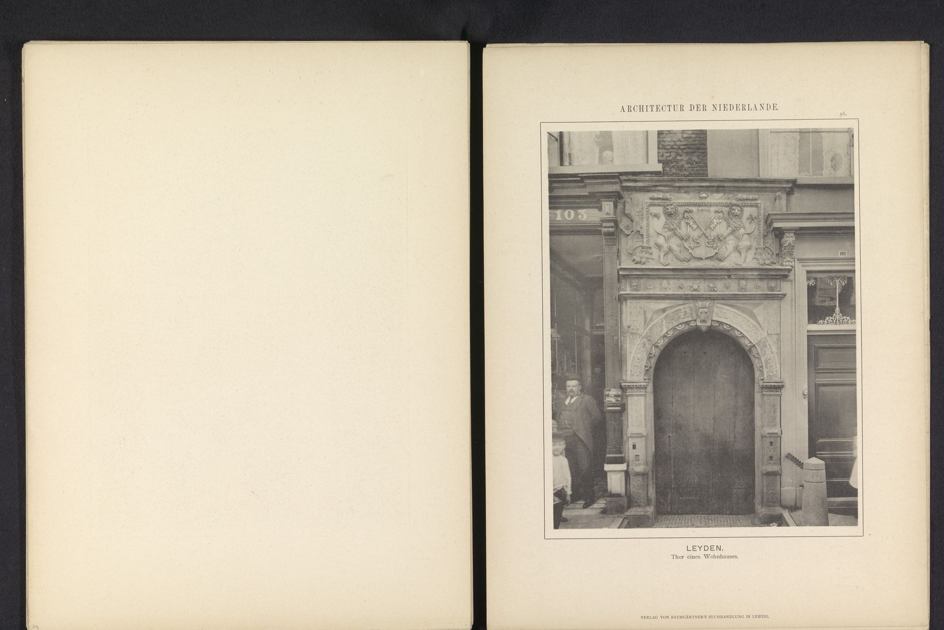 Gezicht op de poort van de voormalige penshal in Leiden by Anonymous