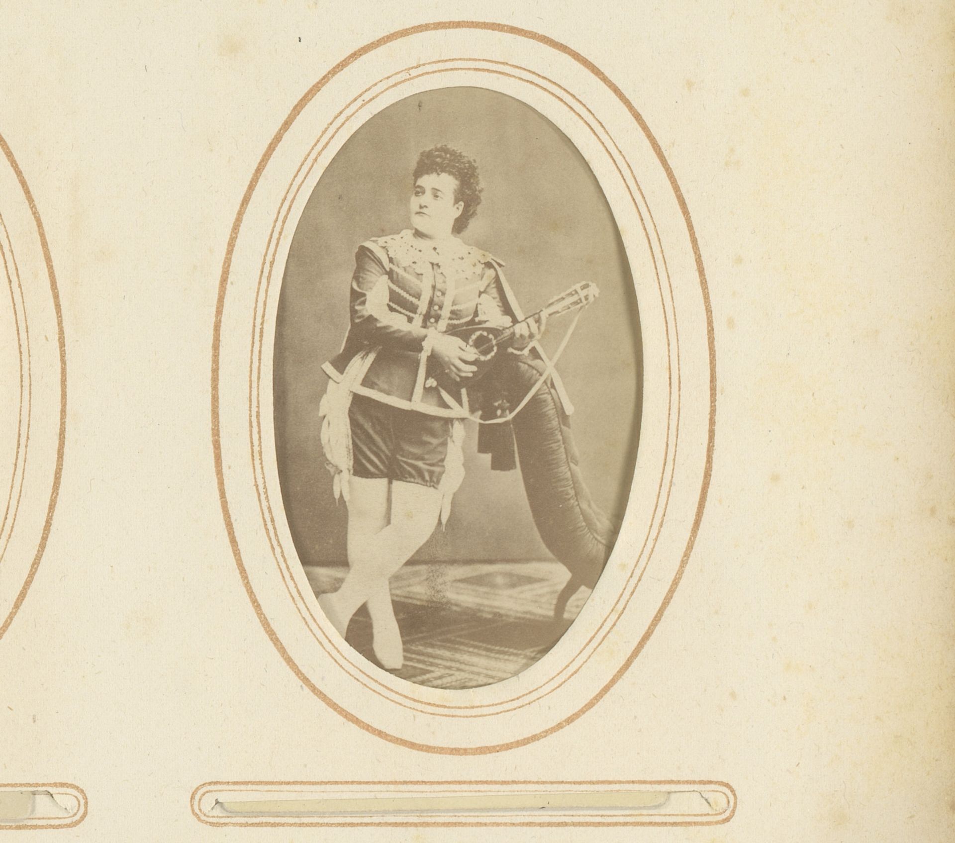Portret van Charlotte Strandberg met banjo by Anonymous