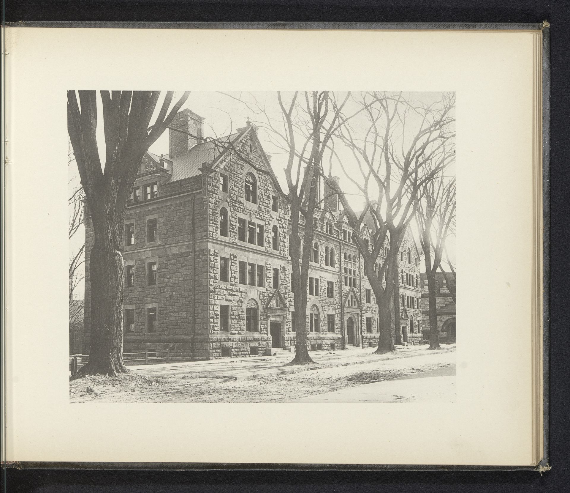 Exterieur van Welch Hall van Yale University te New Haven by Anonymous