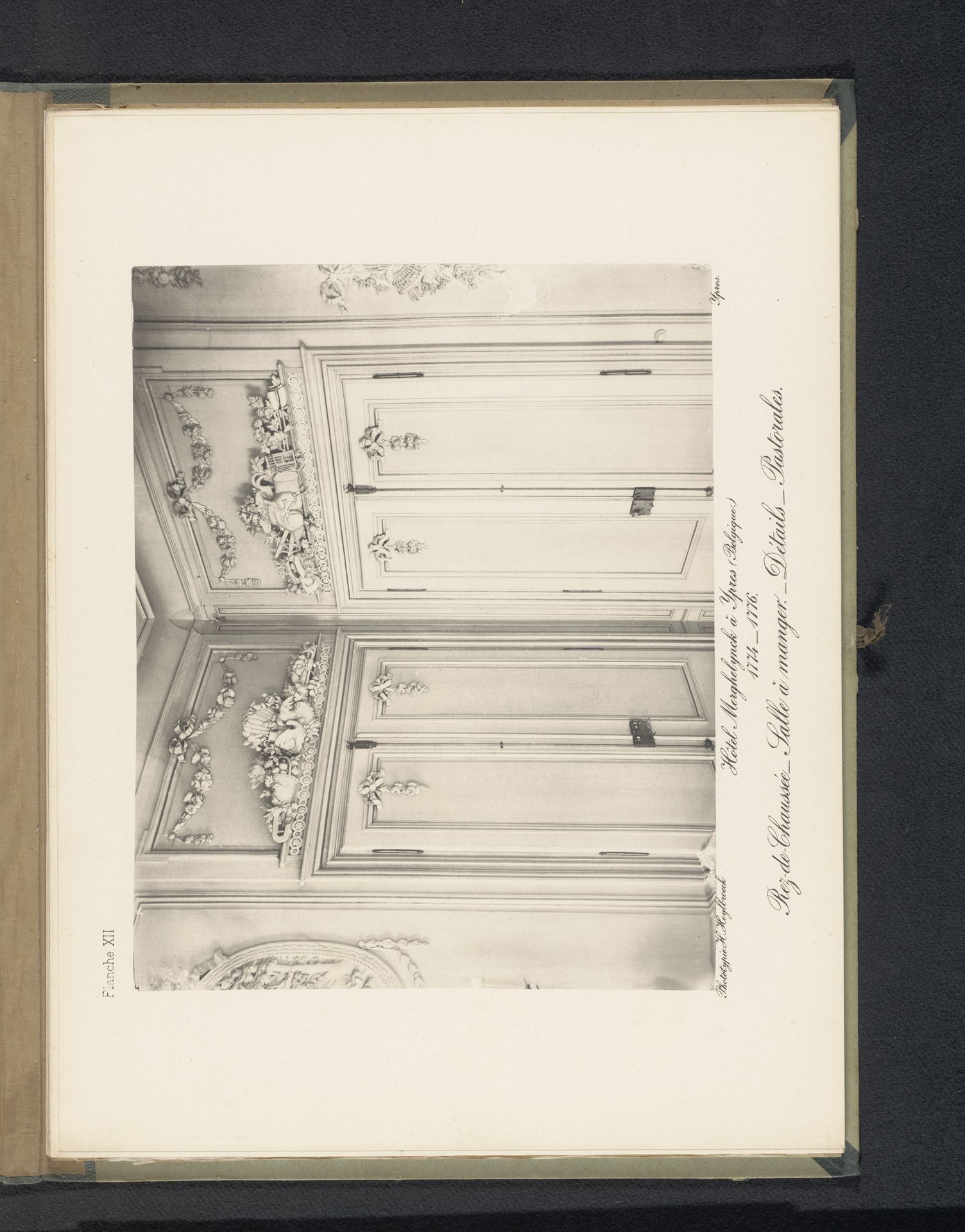 Detail van twee deuren en deurposten in de eetkamer op de begane grond van Hotel Merghelynck in Ieper, België by Hector Heylbroeck
