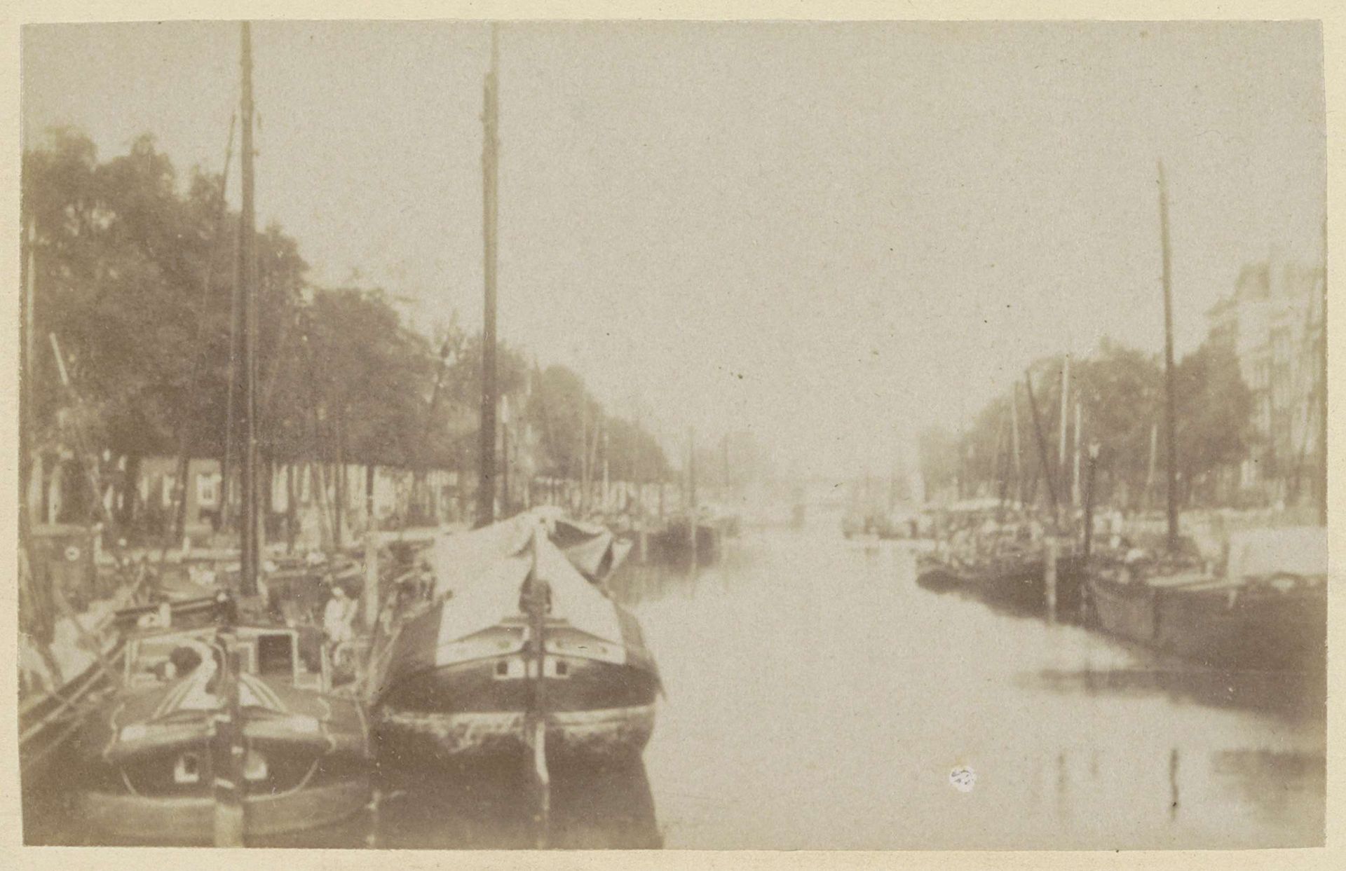 Gezicht op de Wijnhaven in Rotterdam by Andries Jager