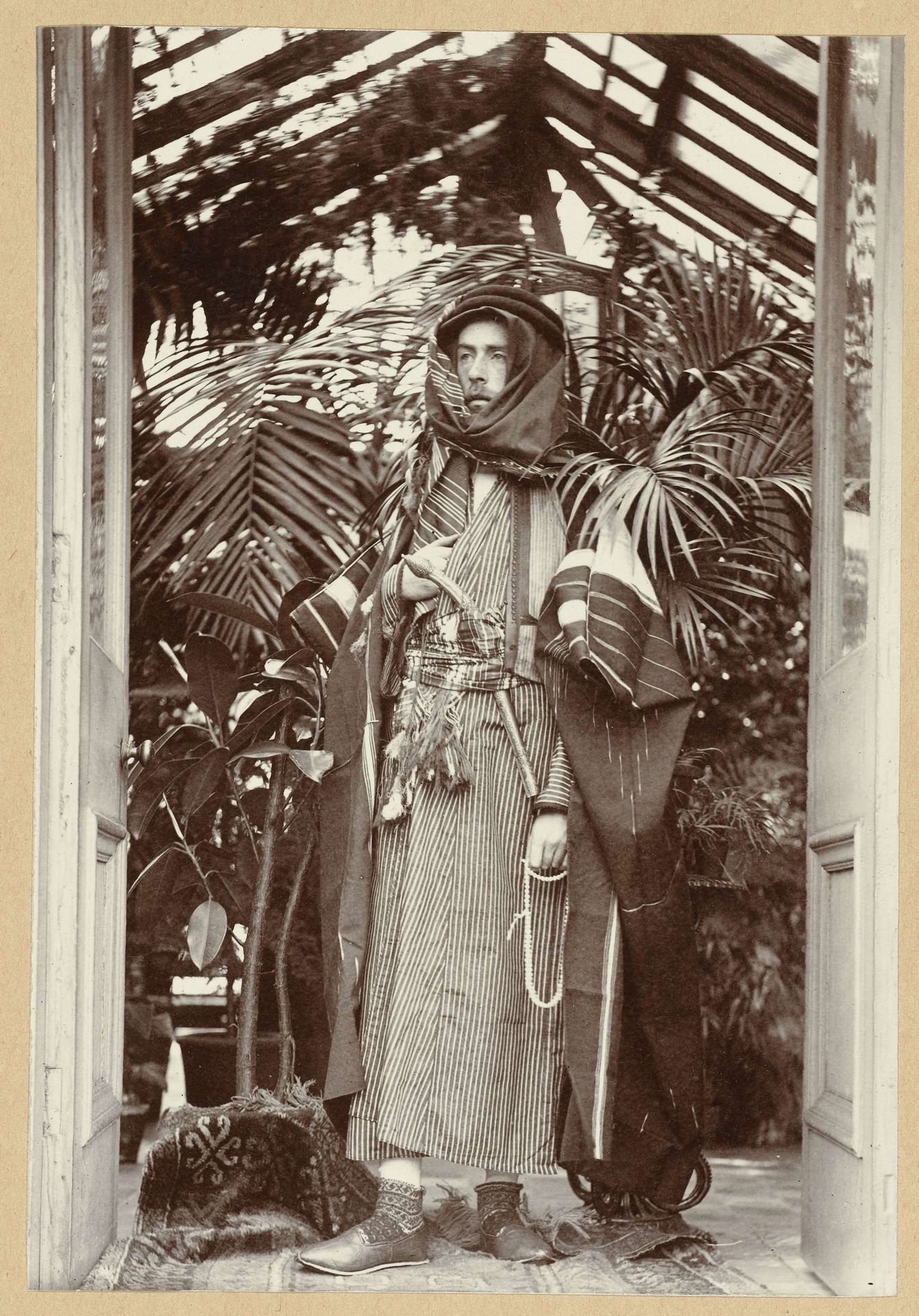 Zelfportret in "oriëntaals" kostuum by Mr. L. de Bruyn