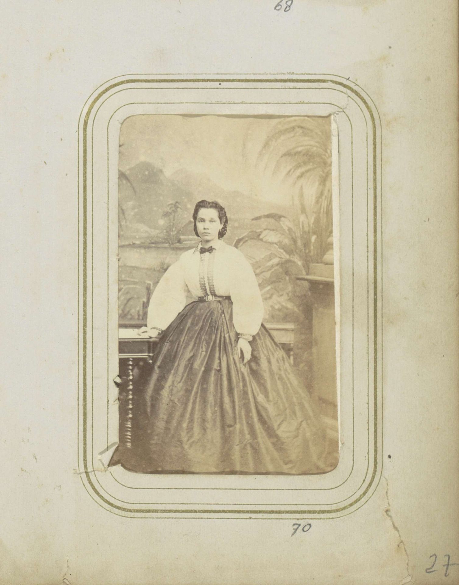 Portret van een vrouw in een wijde rok en een witte blouse met een strikje by Woodbury & Page