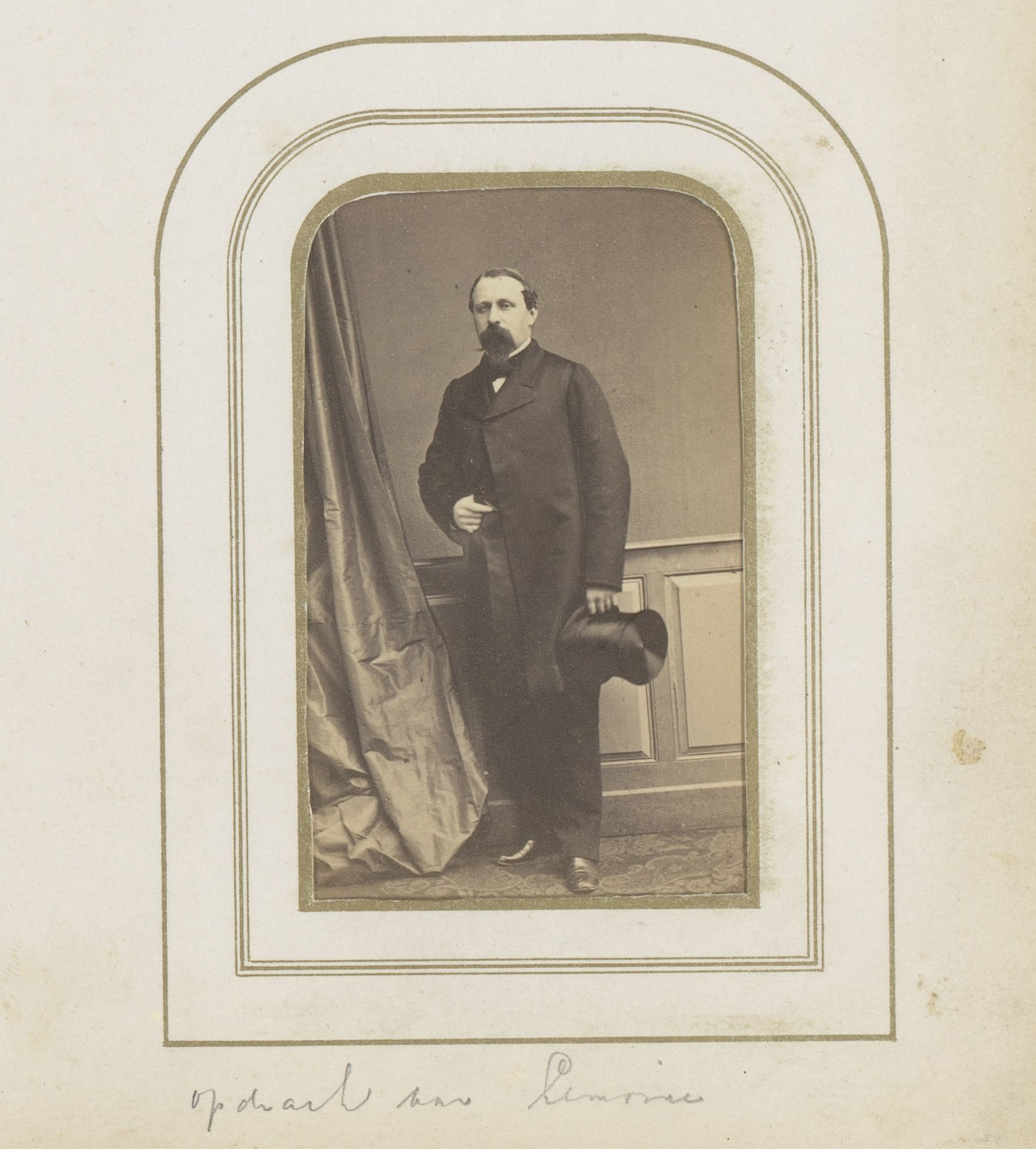 Portret van een staande man met hoge hoed by Ghémar Frères
