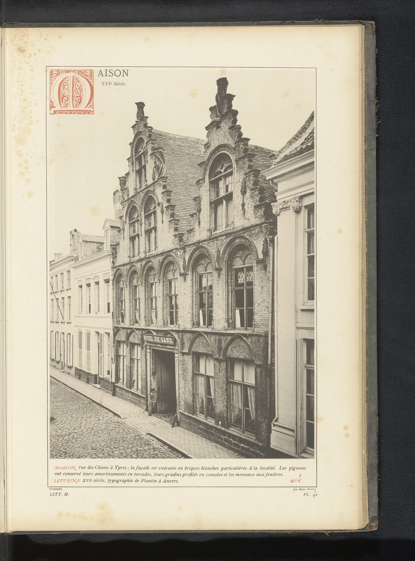 Gezicht op twee huizen aan de Rue des Chiens in Ieper, België by Anonymous