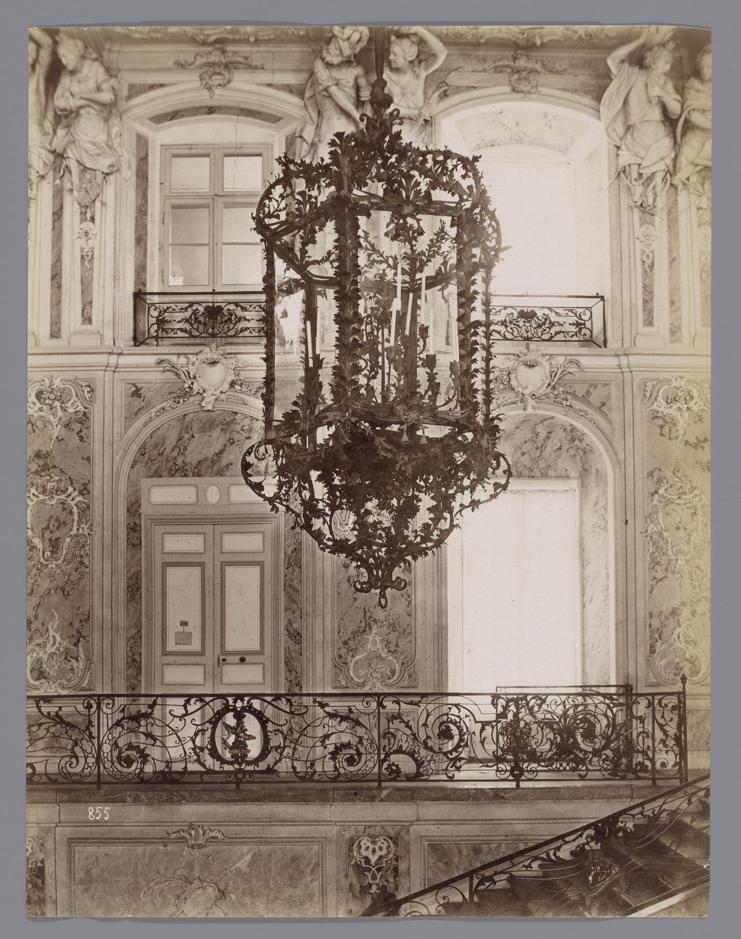 Kandelaar in trappenhuis, Neurenberg by Anselm Schmitz