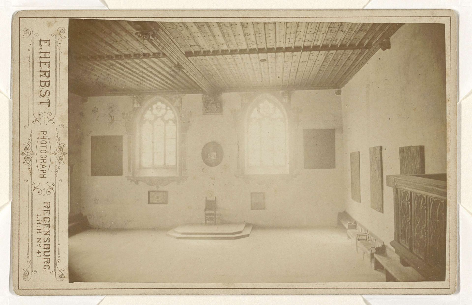 Zaal in het stadhuis van Regensburg by Emil Herbst