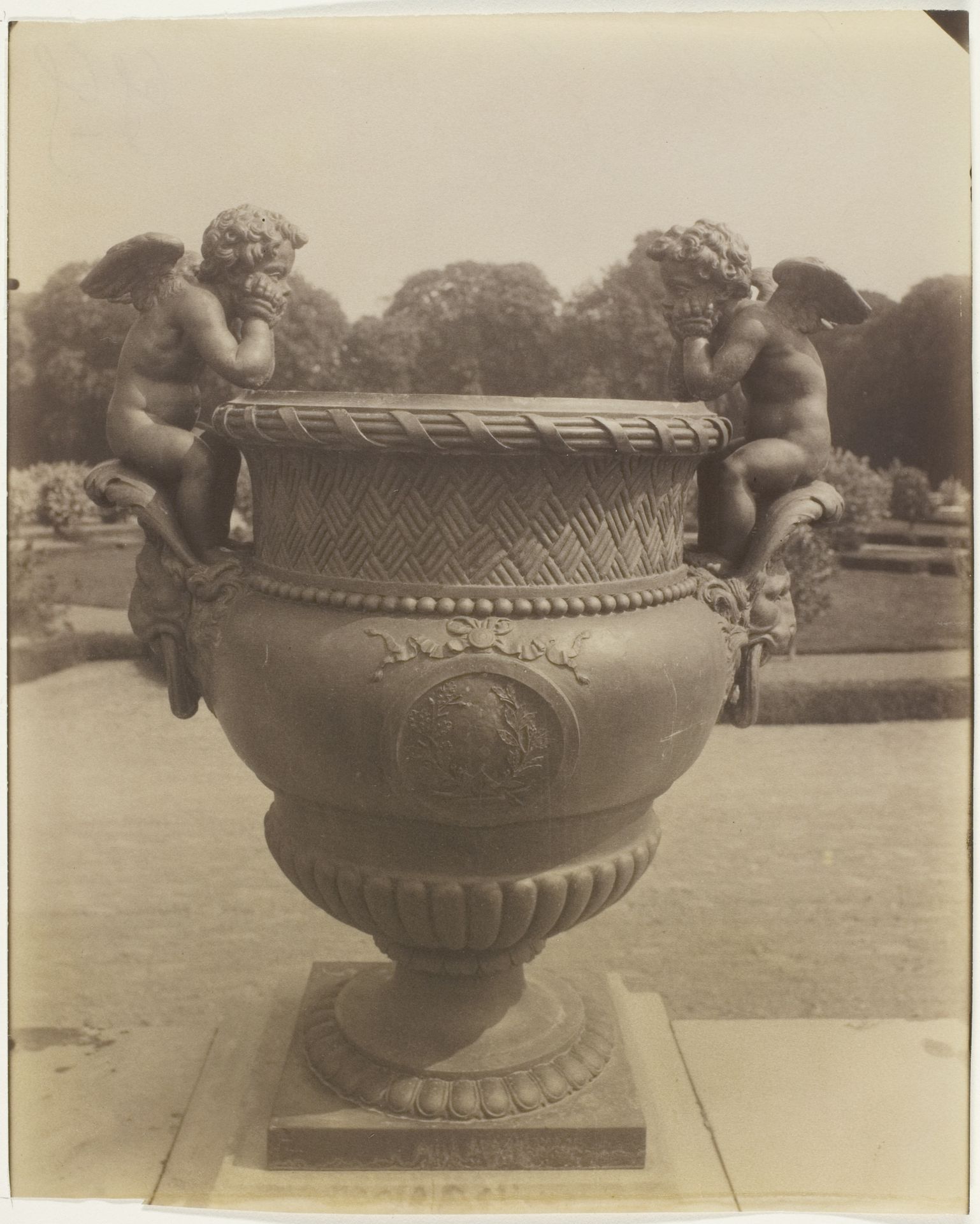 Versailles, Vase par Ballin by Eugène Atget