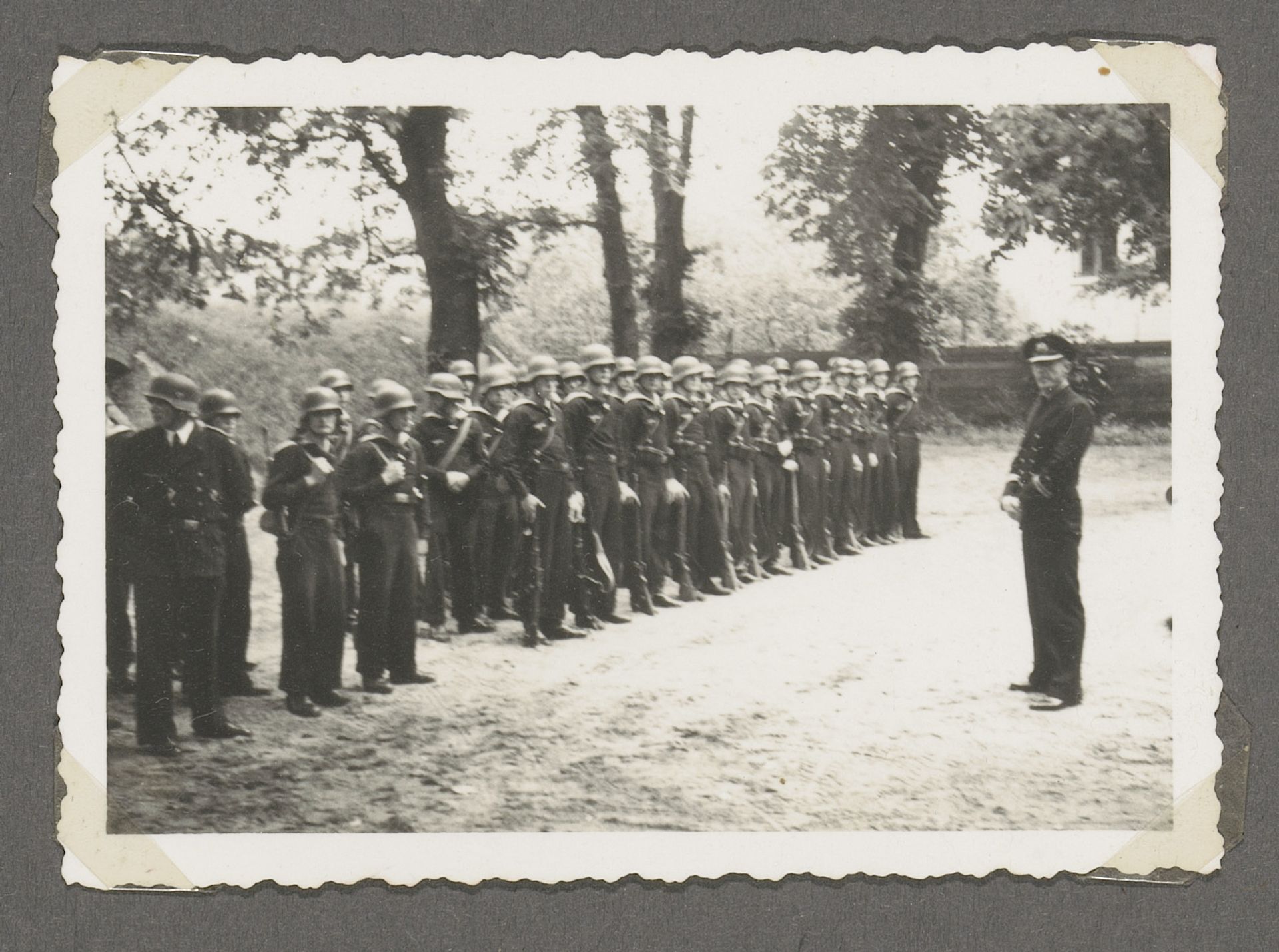 Militairen bij appel by Anonymous