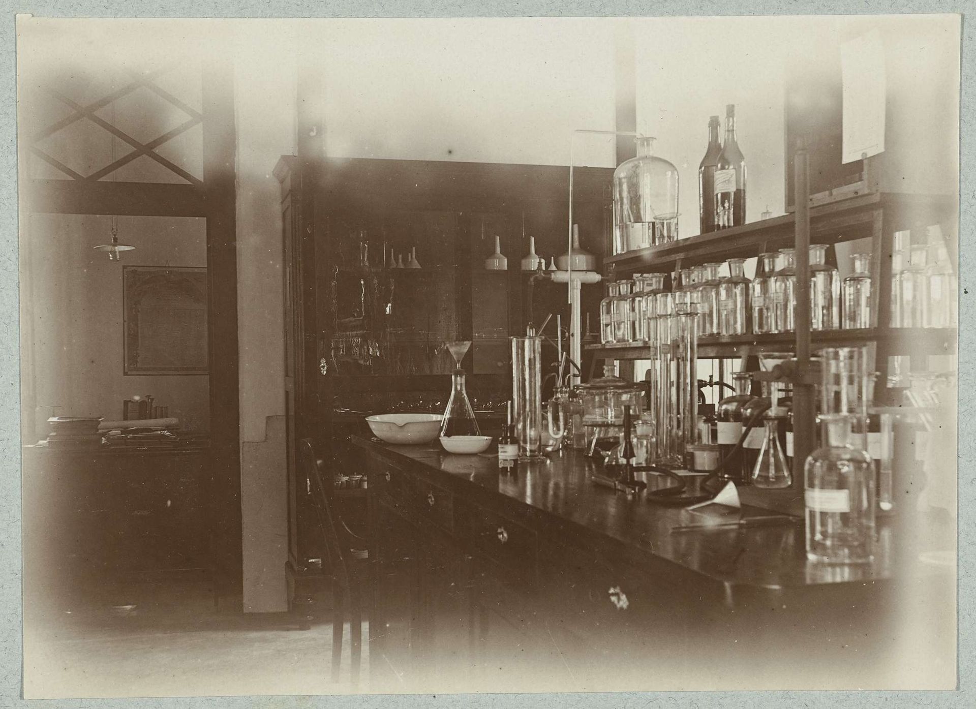 Het laboratorium van de fabriek op Madura by Frits Freerks Fontein Fz.