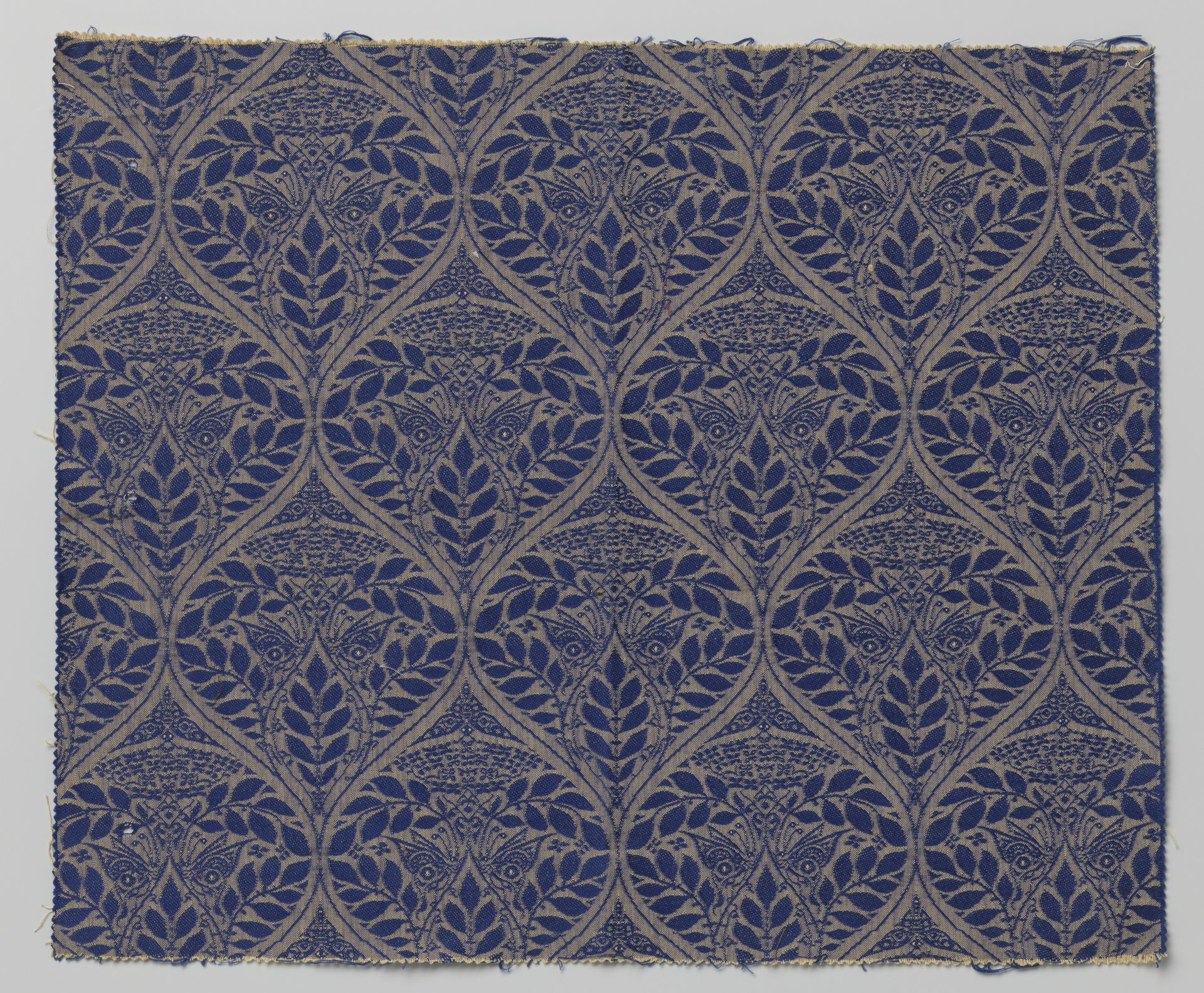 Bespanningsstof met patroon van schermbloem en vlinders binnen spitsovalen. by Theo Nieuwenhuis