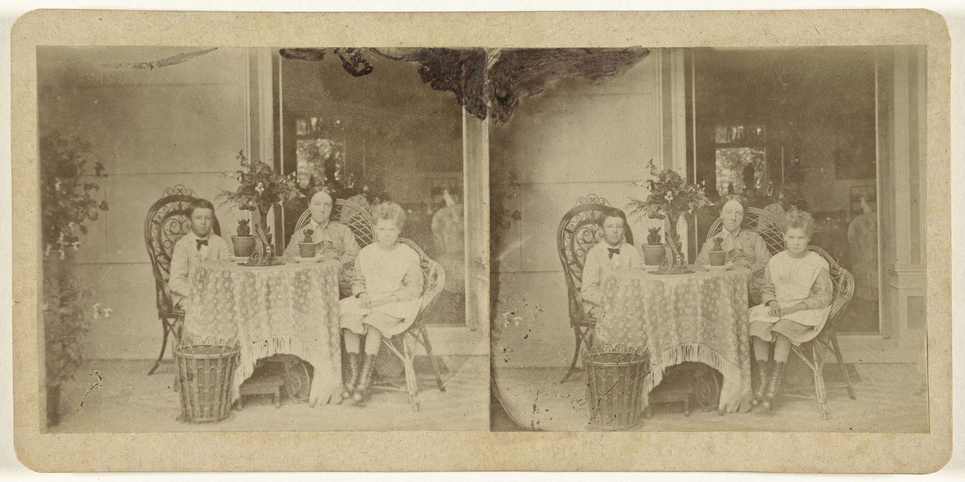 Portret van Henry Pauw van Wieldrecht (links), Adriana Johanna  ('Jenny') Pauw van Wieldrecht (rechts) en hun moeder, Aletta Cornelia Anna Voombergh by Matthieu Christiaan Hendrik Pauw van Wieldrecht