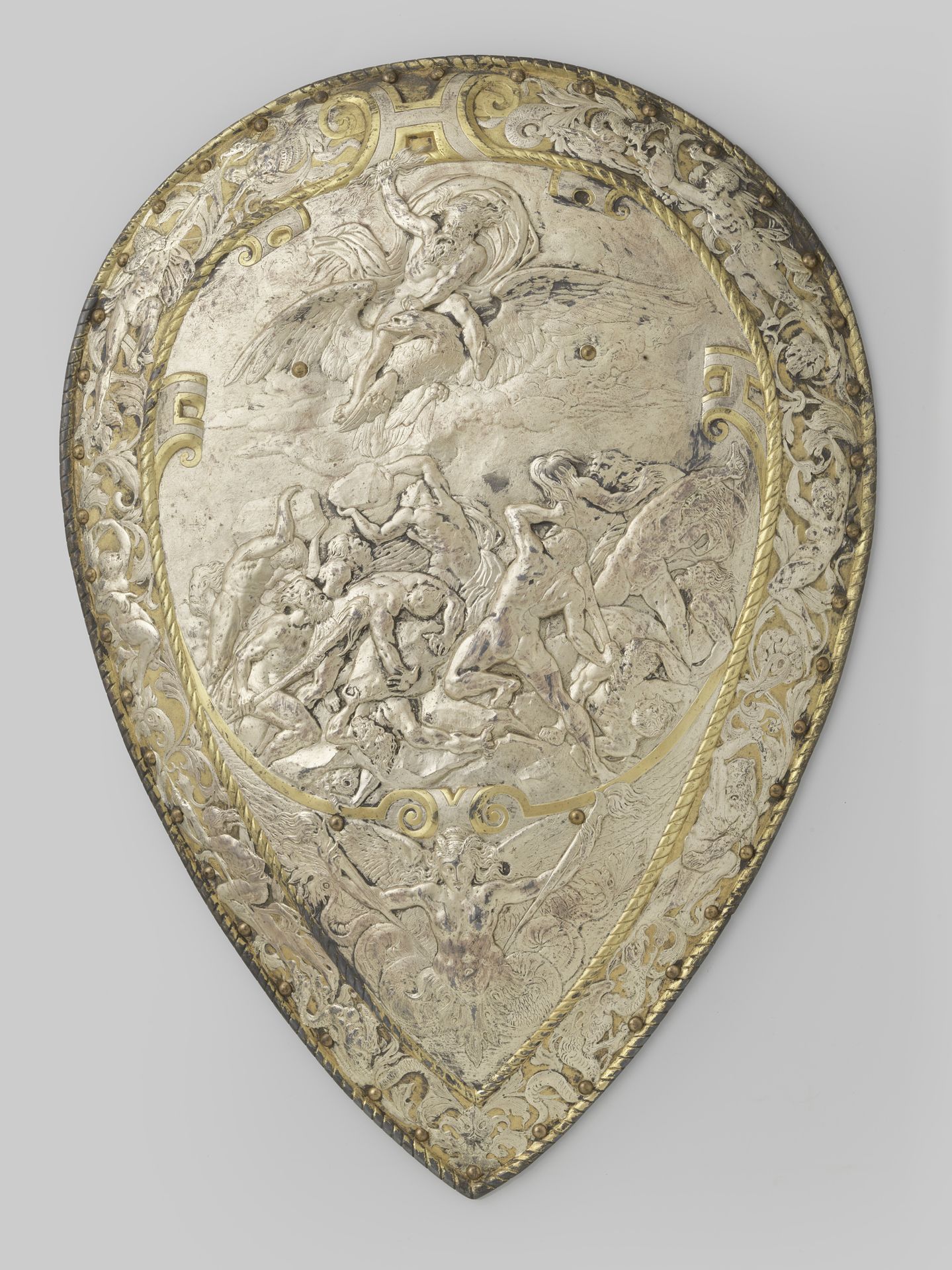 Galvanoplastische reproductie van een schild met de Opstand van de Titanen by Elkington & Co.