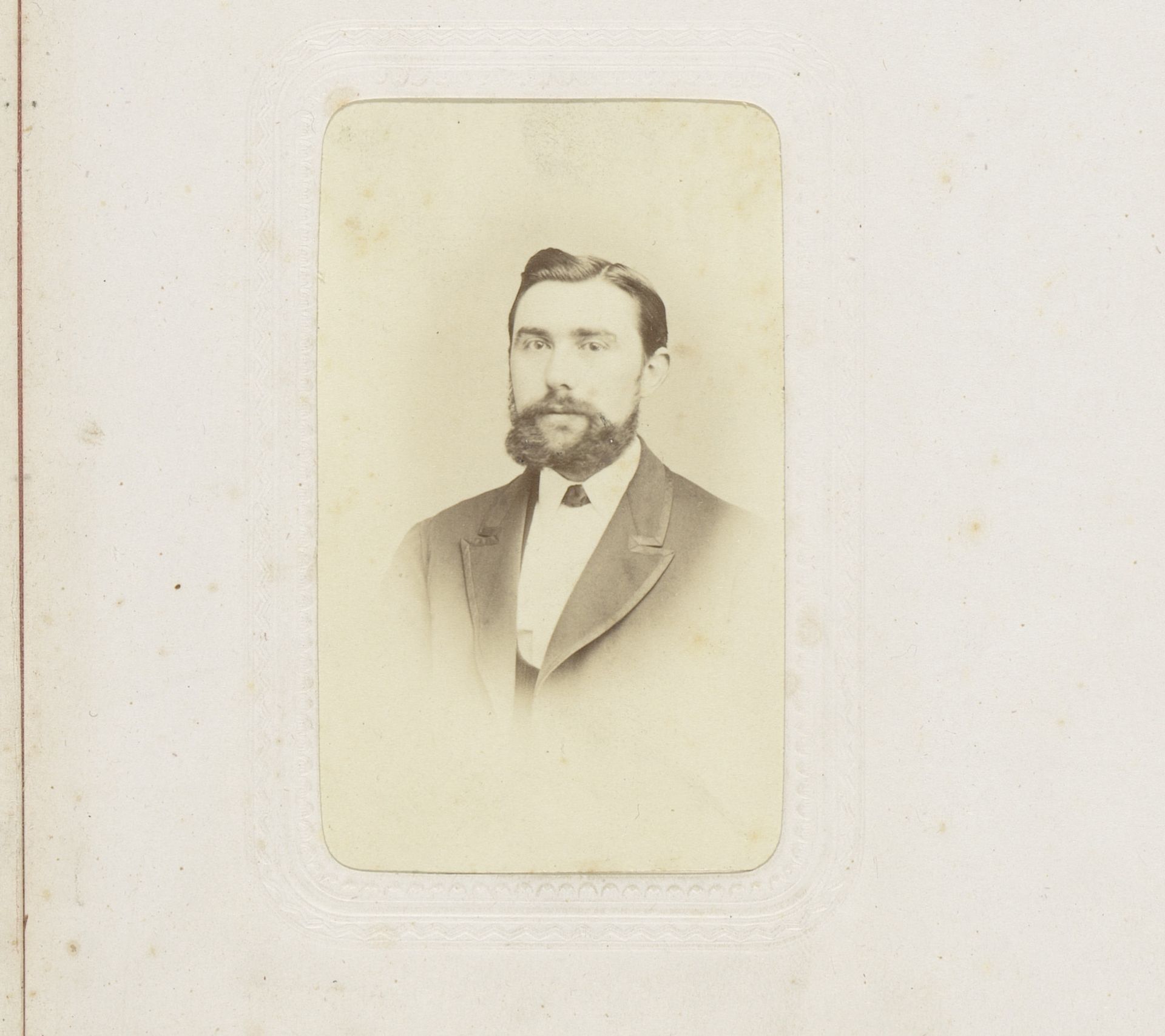 Portret van een man met snor en baard by Louis Koch