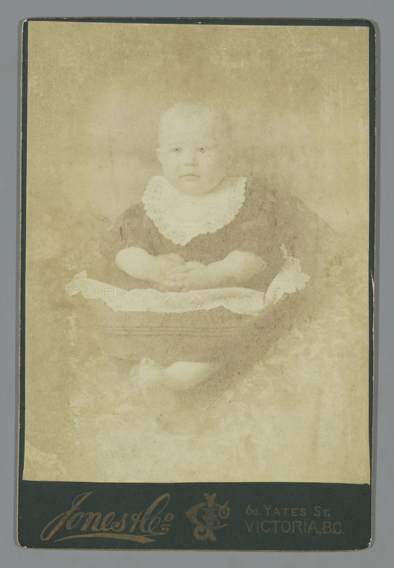 Portret van een baby by Jones & Company