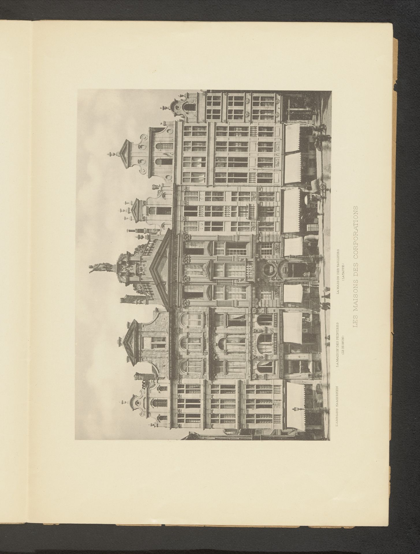 Gezicht op de Gildehuizen aan de Grote Markt in Brussel by Anonymous
