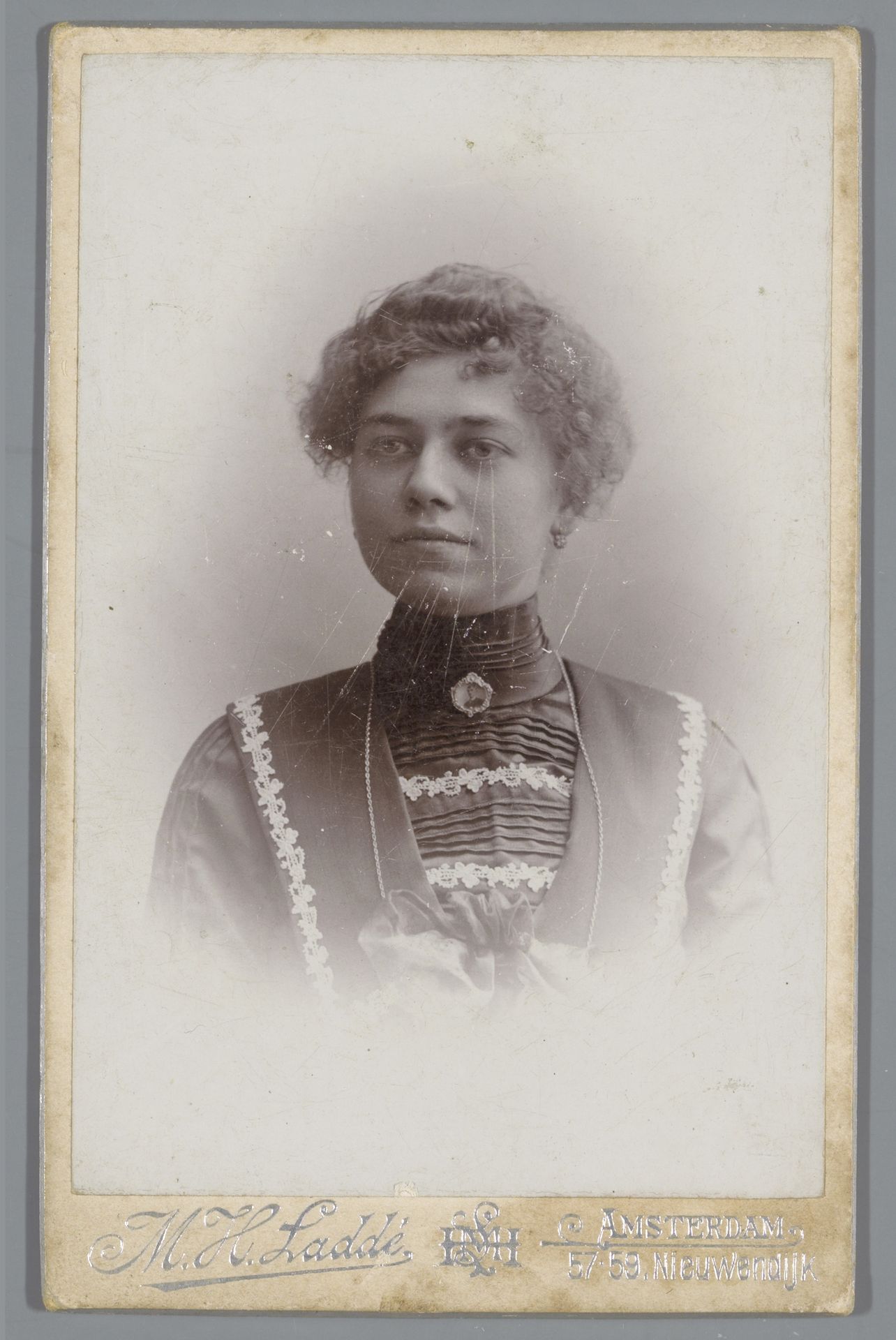 Portret van een onbekende vrouw by Machiel Hendricus Laddé