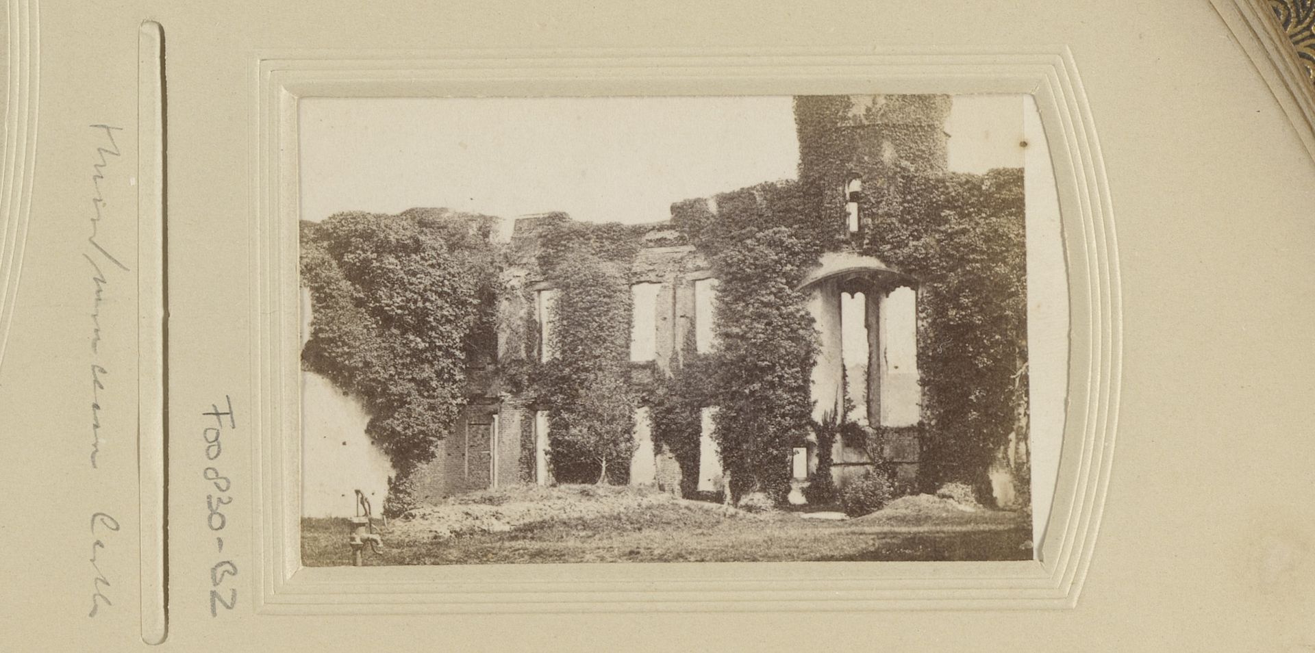 Ruïnes van Herstmonceux Castle by Frances Sutherland Mann