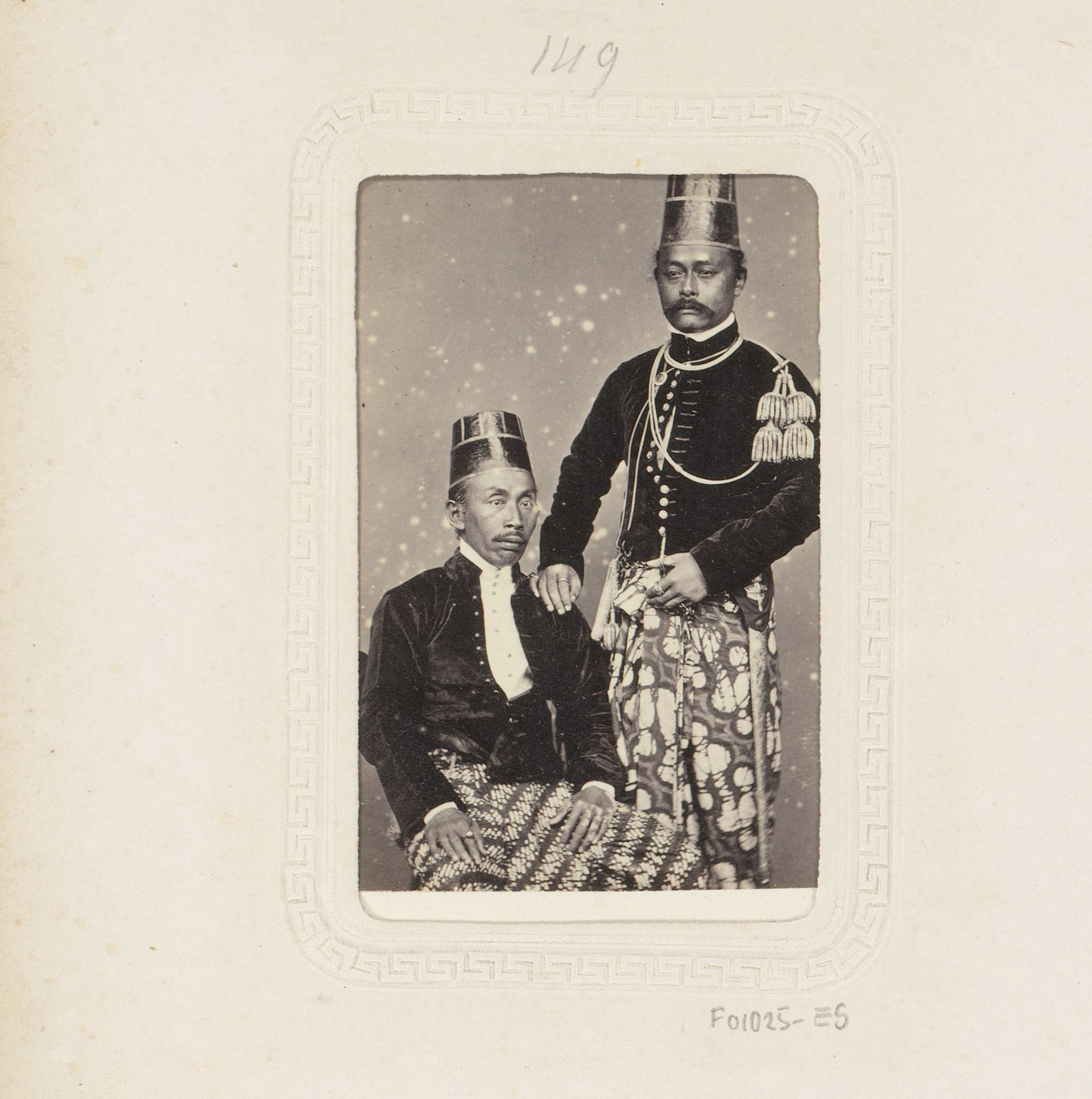Portret van twee Indonesische mannen by Woodbury & Page