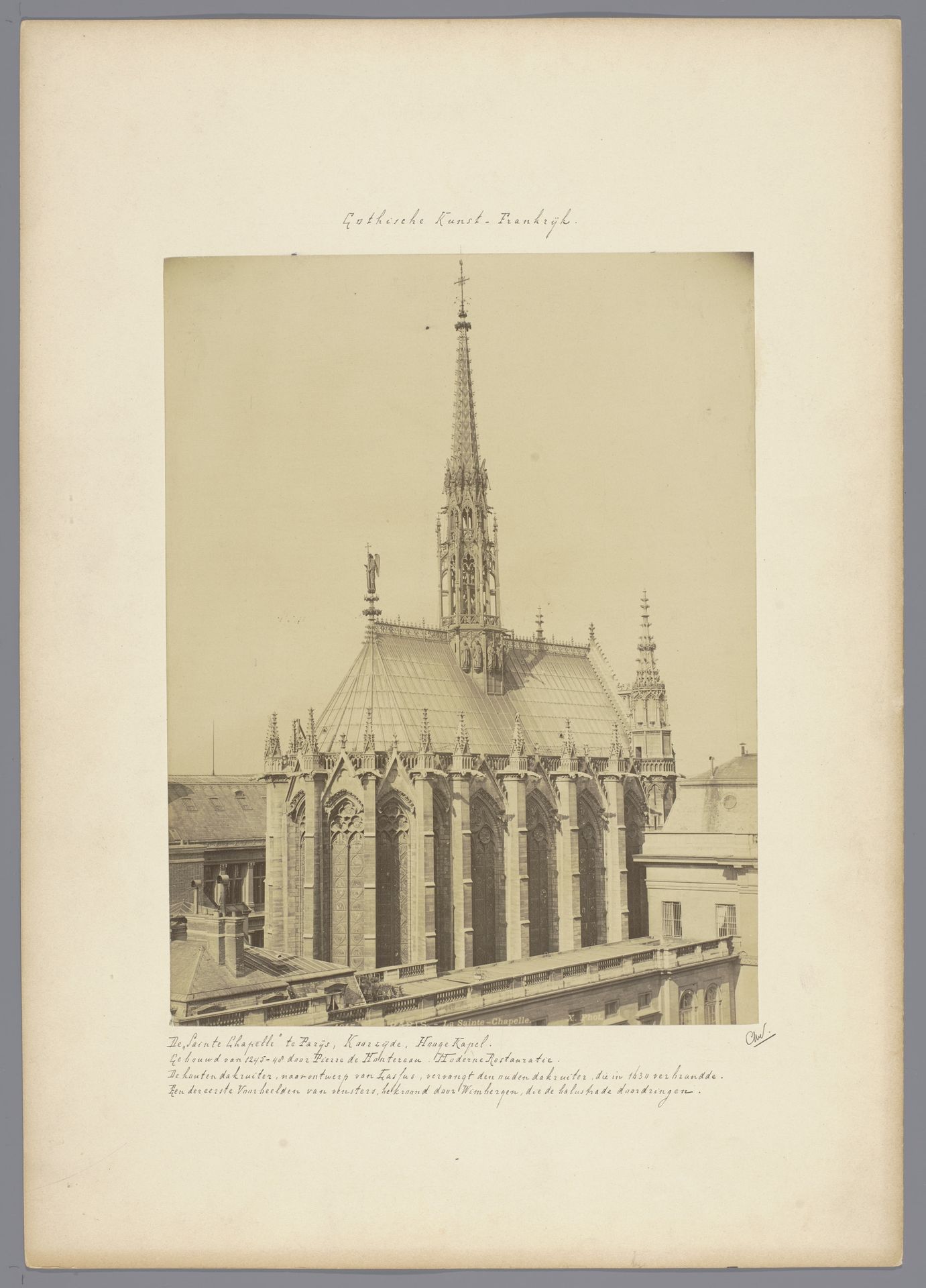 Gezicht op de Sainte-Chapelle te Parijs by X phot.
