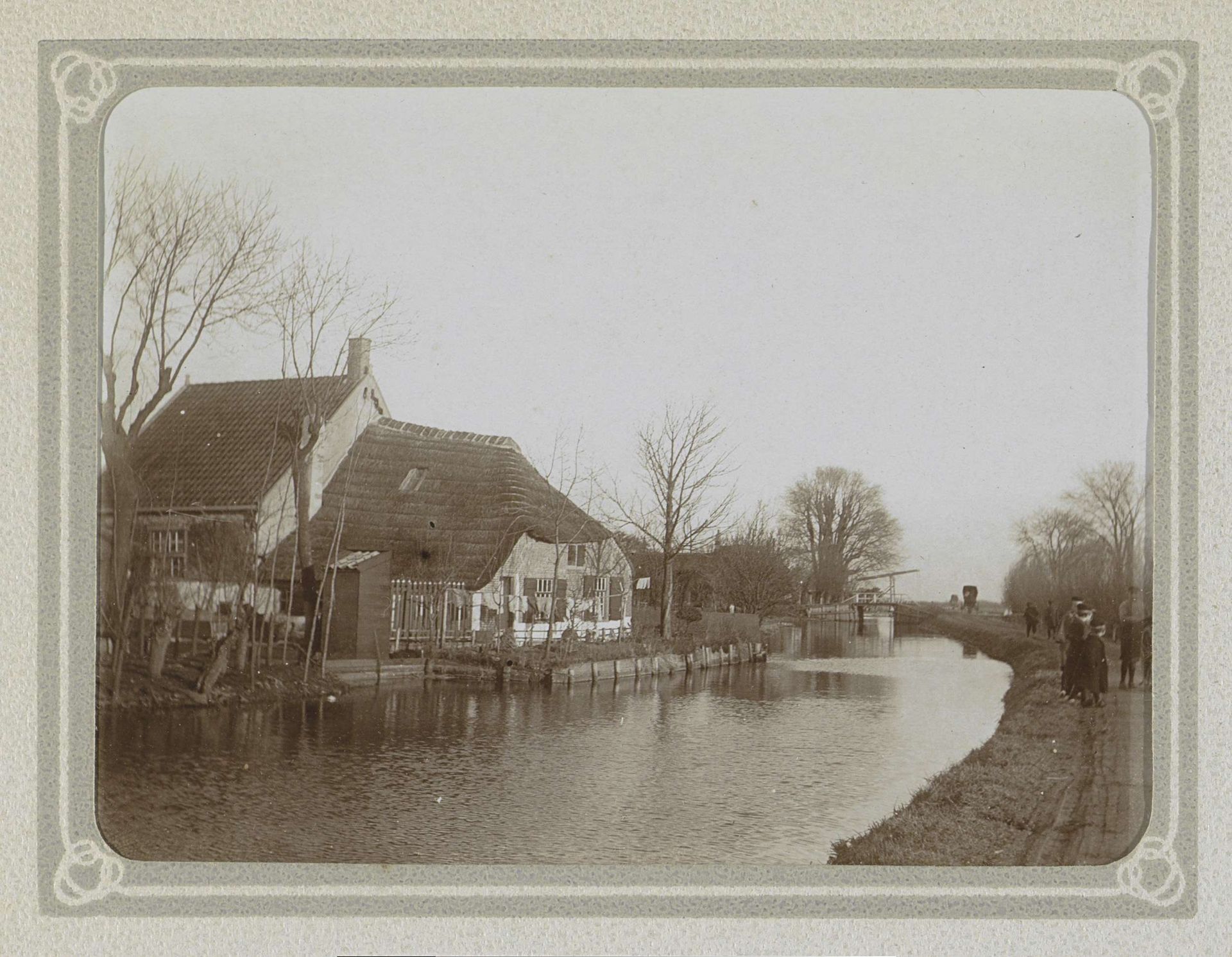 Boerderij met uitzicht op een water en een weg met mensen by Folkert Idzes de Jong