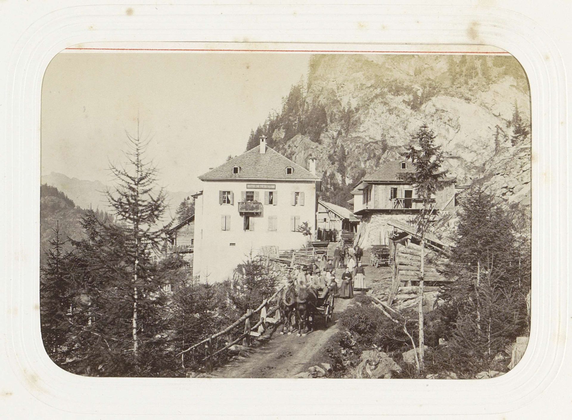 Paardenkarren en reizigers bij Hôtel la Tête Noire op de weg naar Chamonix by Auguste Garcin