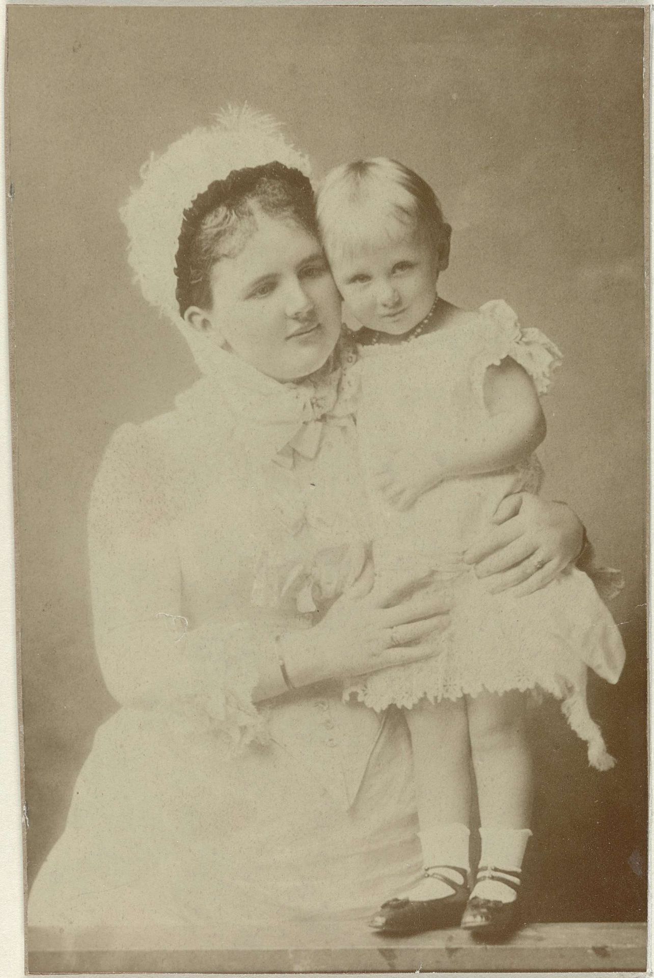 Portret van Emma, koningin-regentes der Nederlanden, en Wilhelmina, koningin der Nederlanden by Richard Kameke