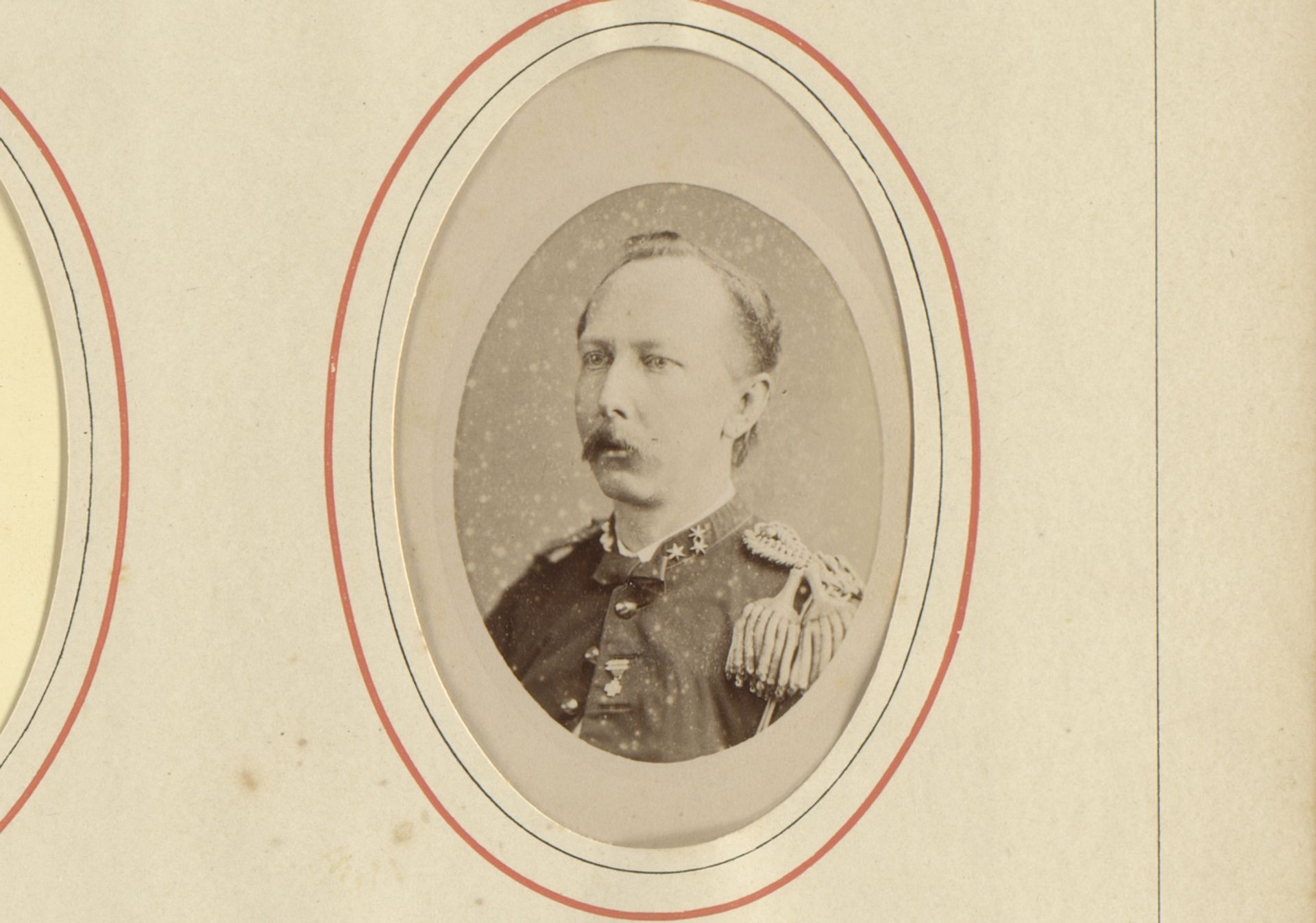Portret van een onbekende man in militair uniform by Maurits Verveer