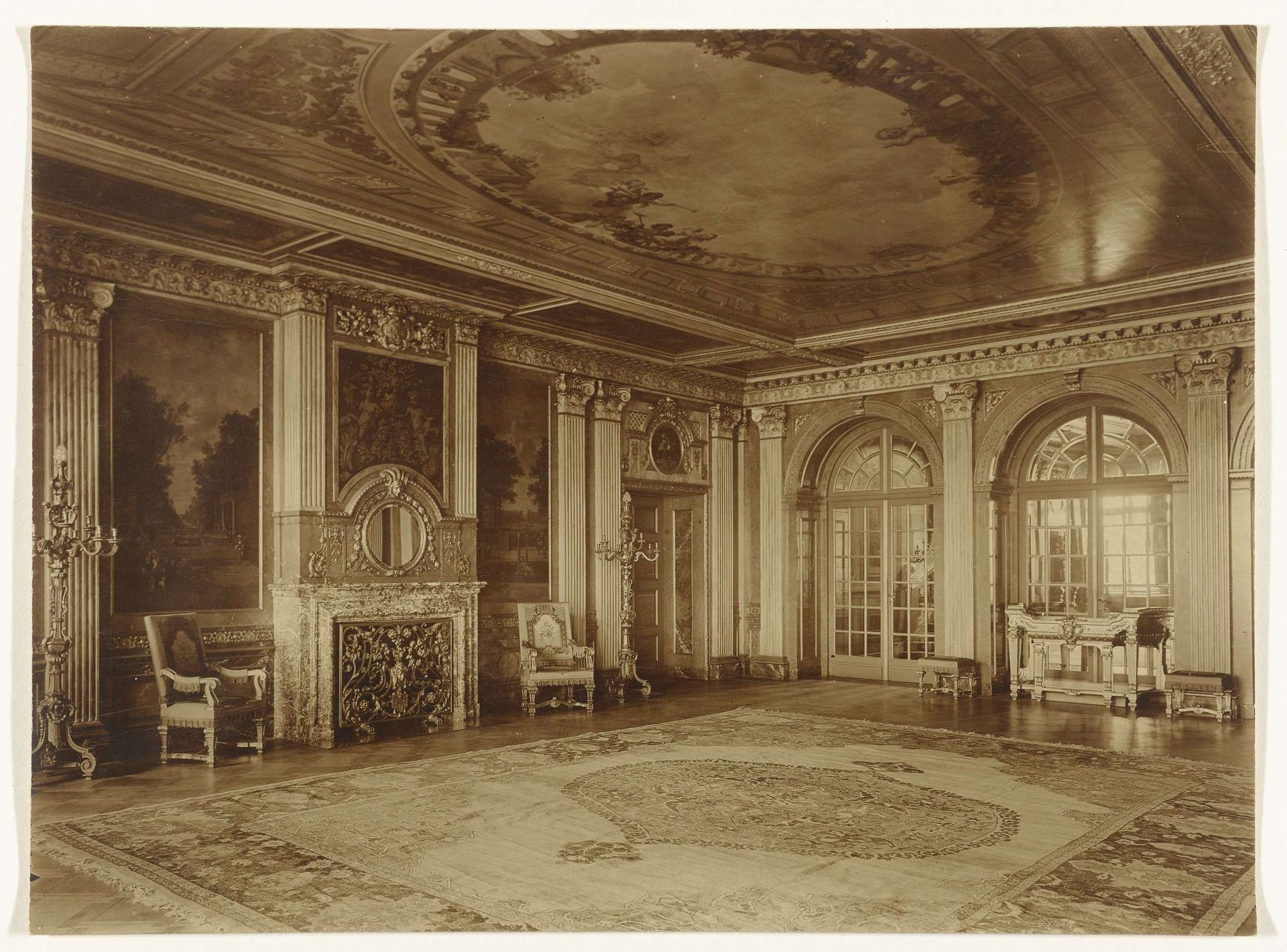 Gezicht in de vestibule van Paleis Het Loo in Apeldoorn by Richard Tepe