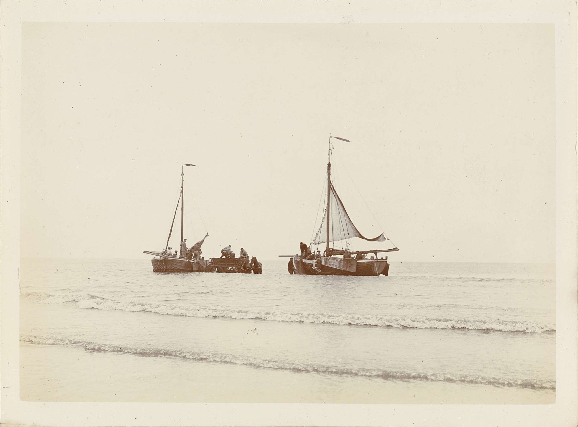 Kar getrokken door twee paarden bij twee vissersschepen aan de kust bij Scheveningen by James Higson