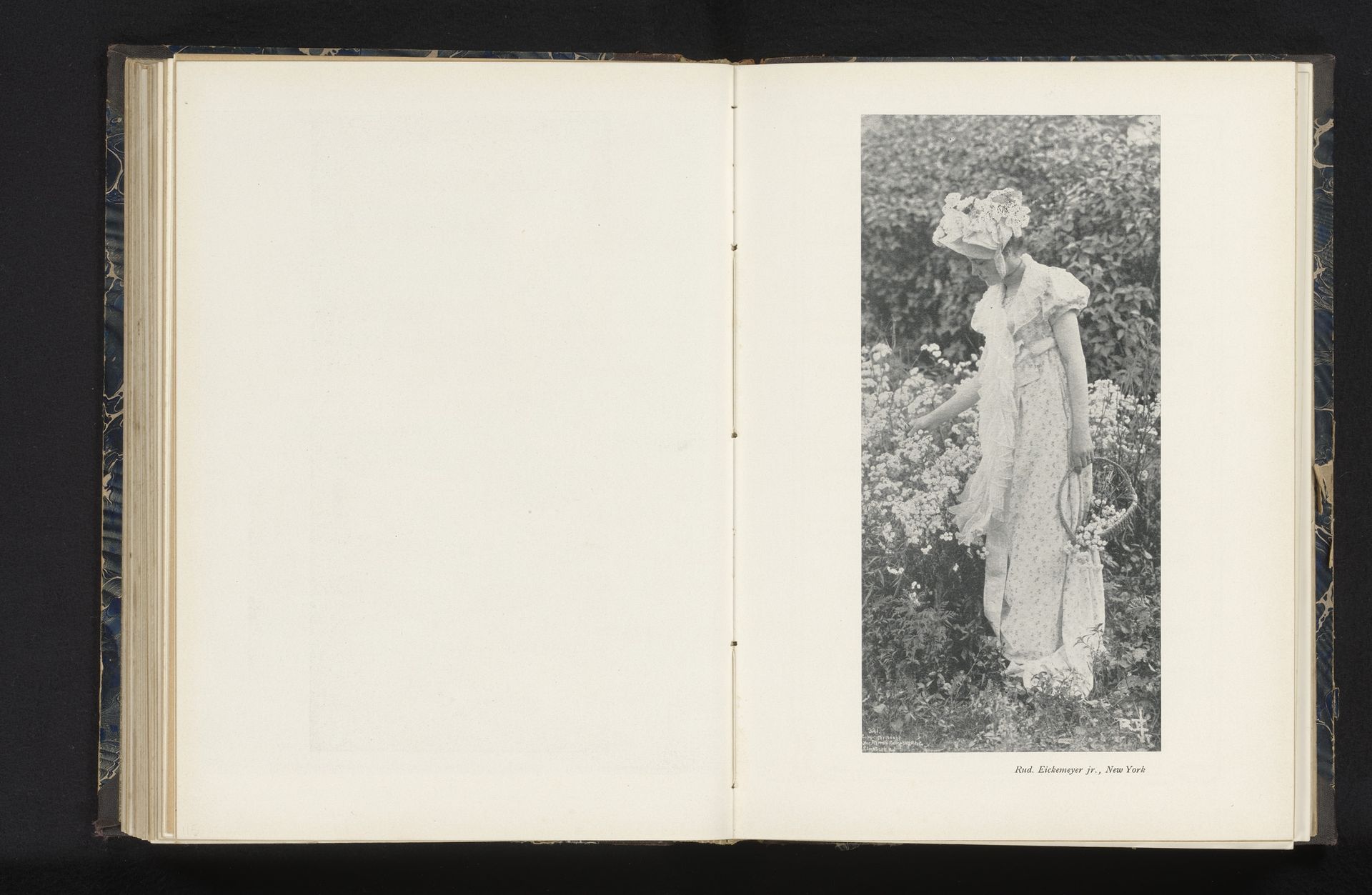 Gezicht op een onbekende vrouw die bloemen plukt by Rudolf Eickemeyer