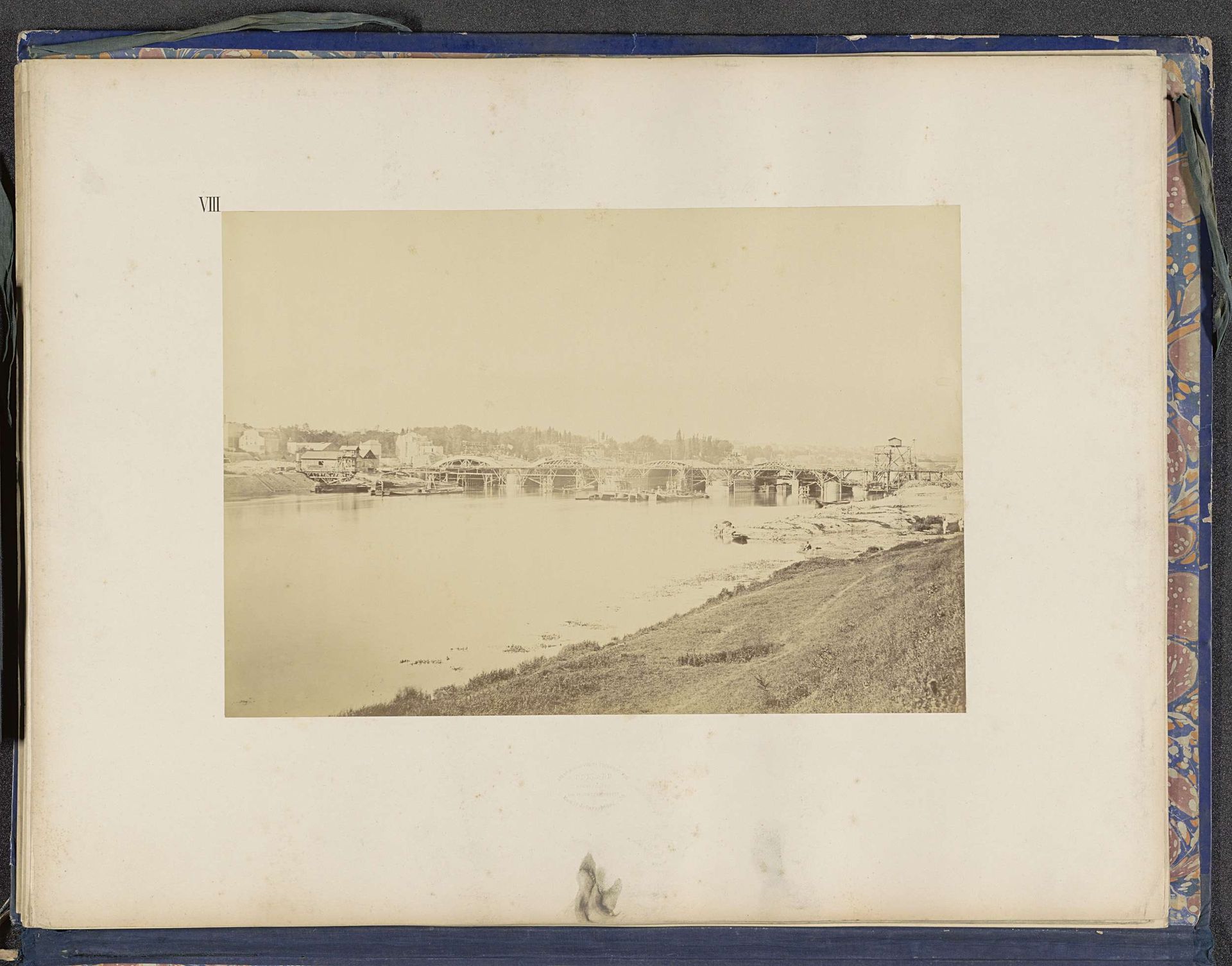 Gezicht op de aanleg van het Viaduc d'Auteuil over de Seine bij Point-du-Jour by Hippolyte-Auguste Collard
