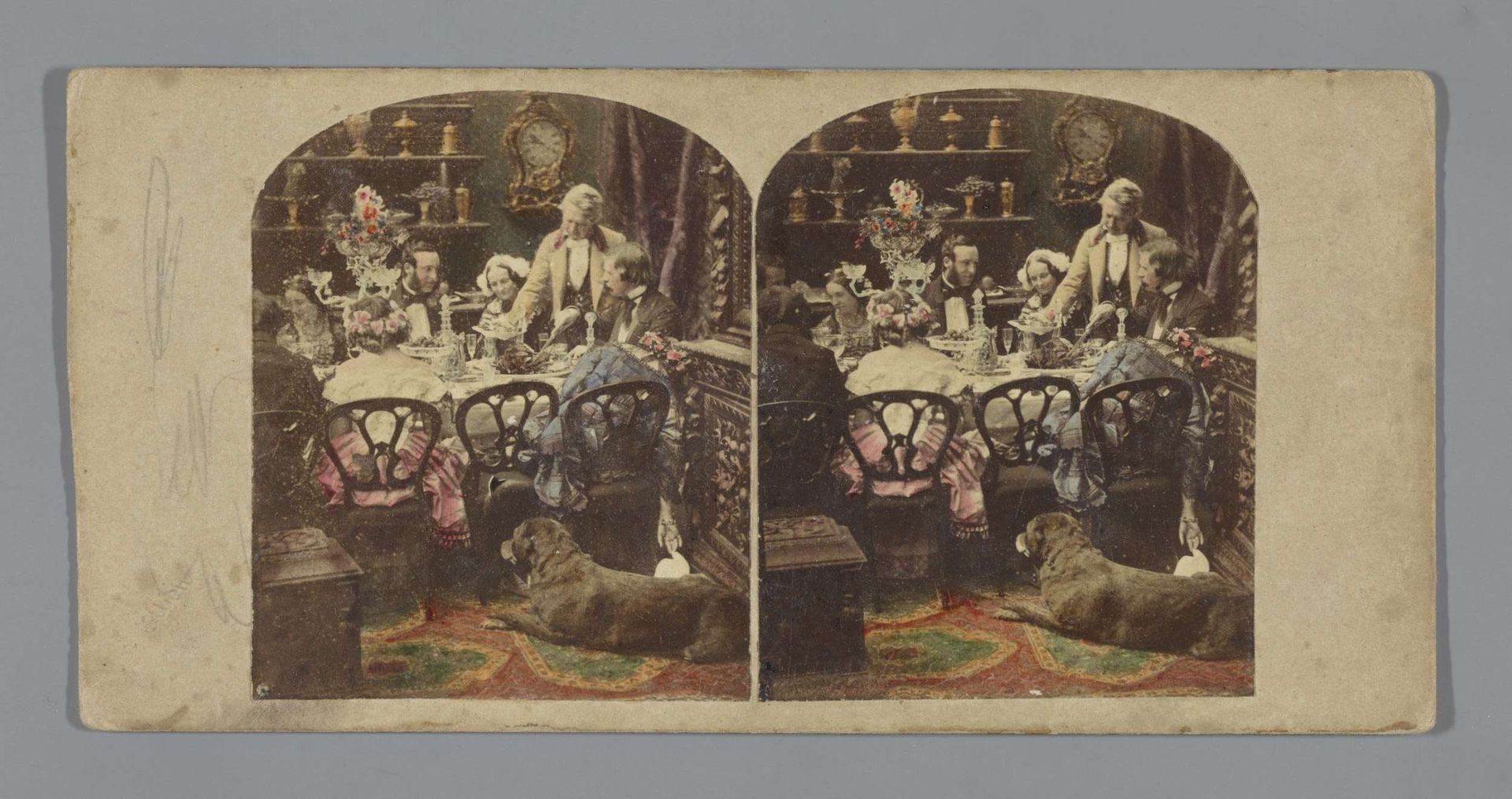 Groep mensen rond een eettafel by James Elliott