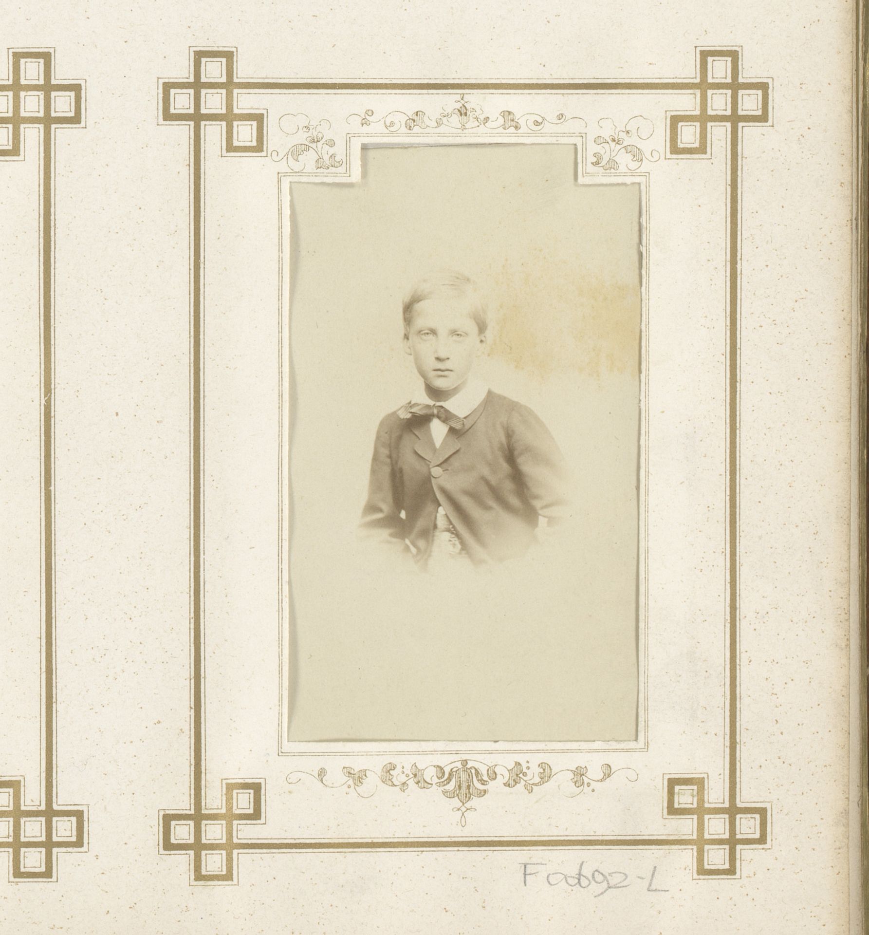 Portret van een jongen by F. Joubert