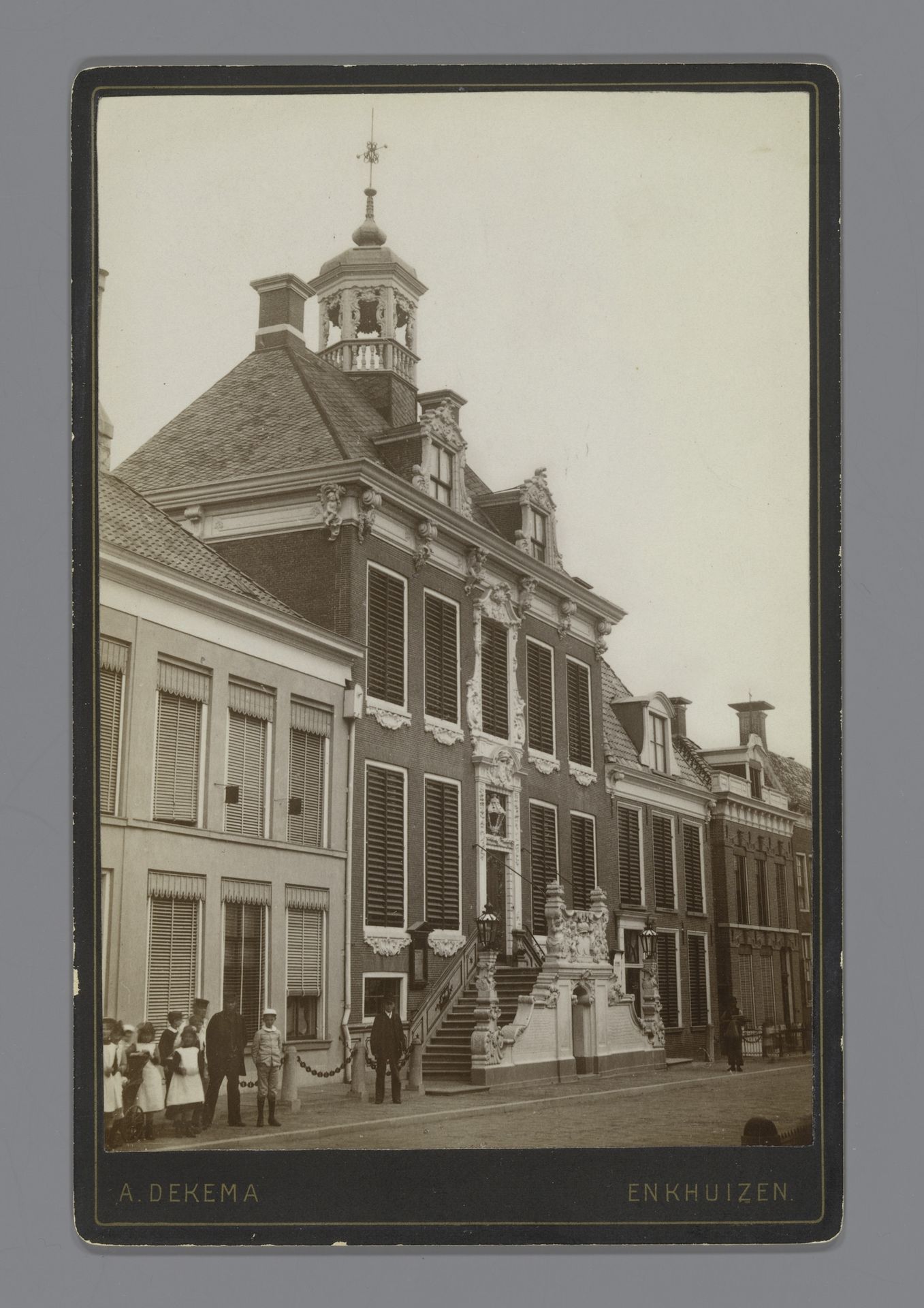 Gezicht op het stadhuis van Sneek by Albert Dekema