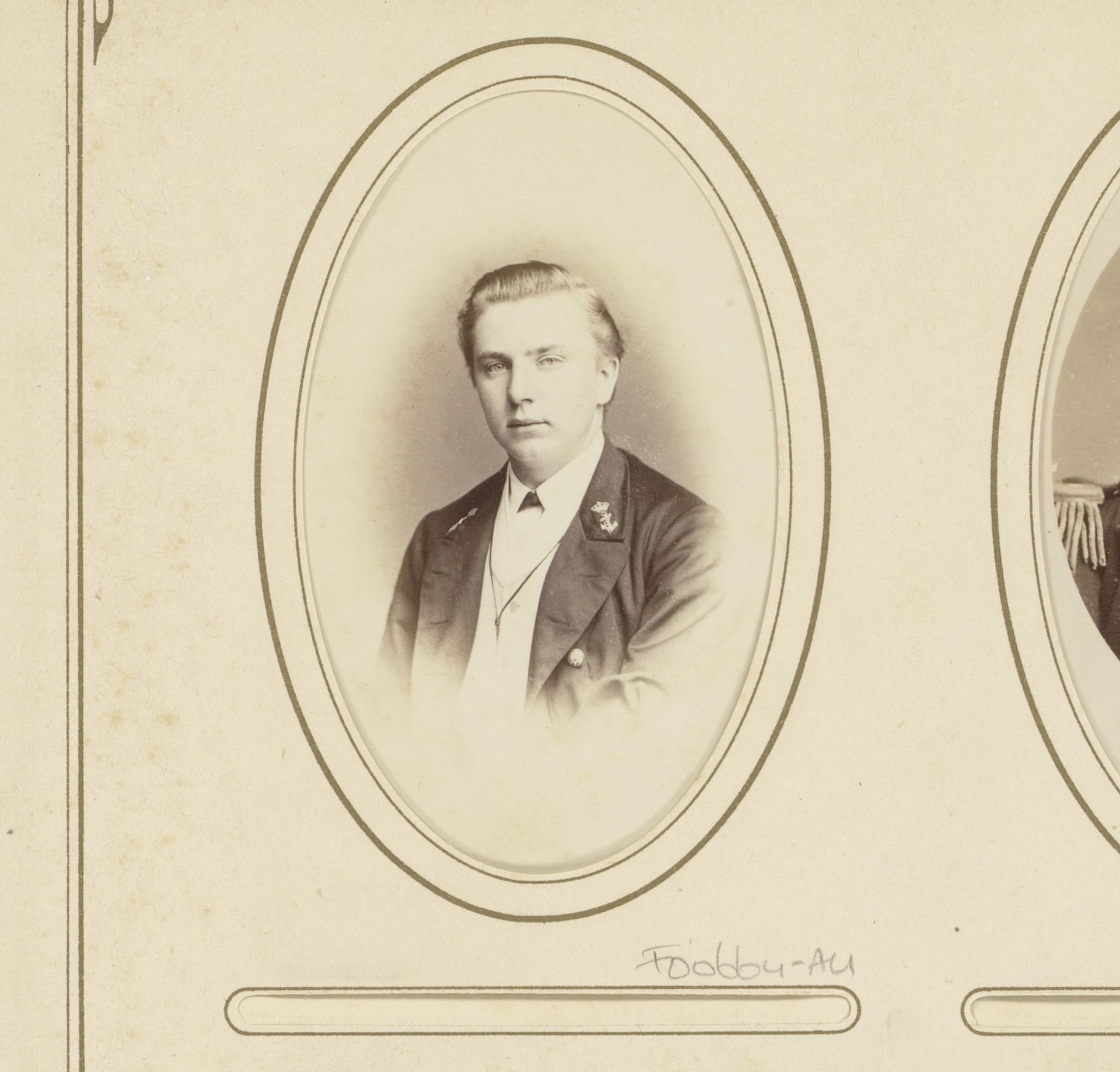 Portret van een man met insignes op jas by Woodbury & Page