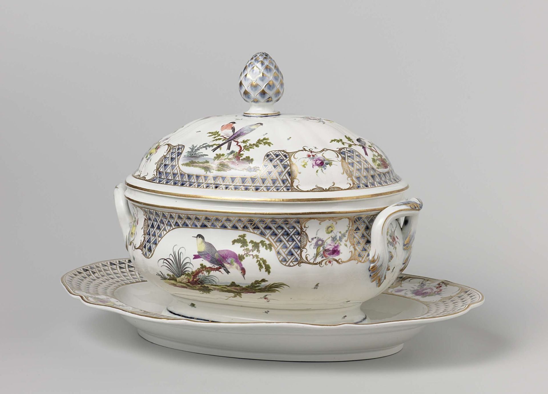 Tureen and stand by Porzellanmanufaktur Frankenthal