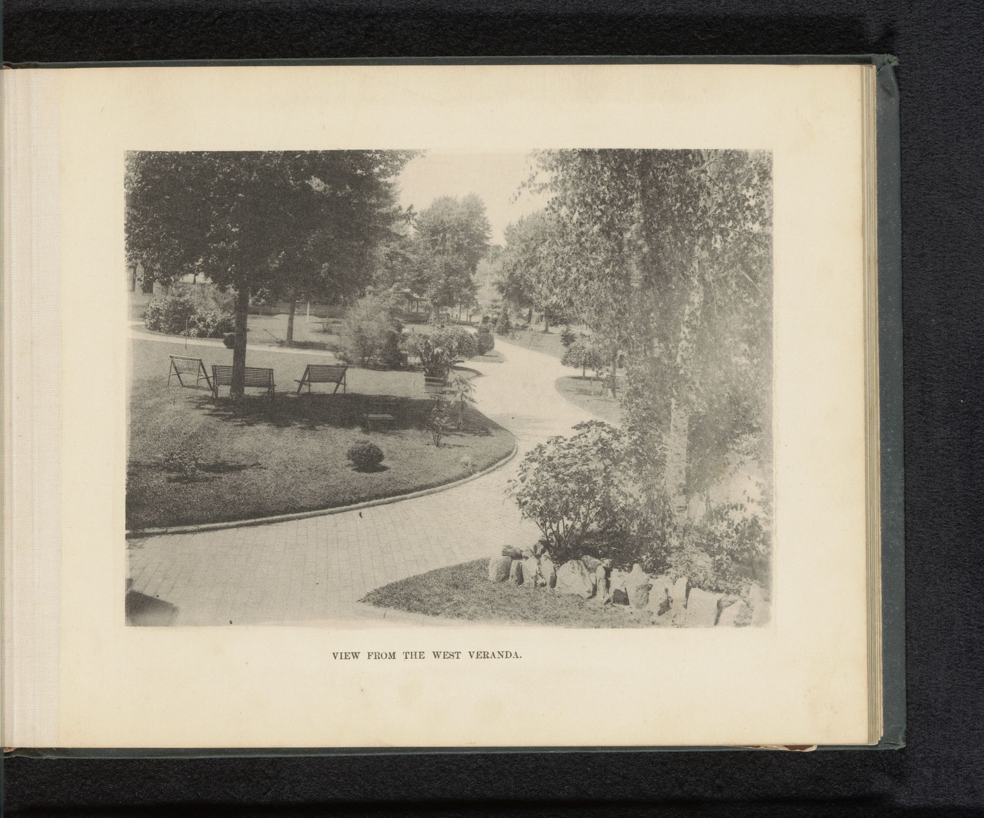 Gezicht op de tuin op het landgoed van George Gill Green in Woodbury by Anonymous