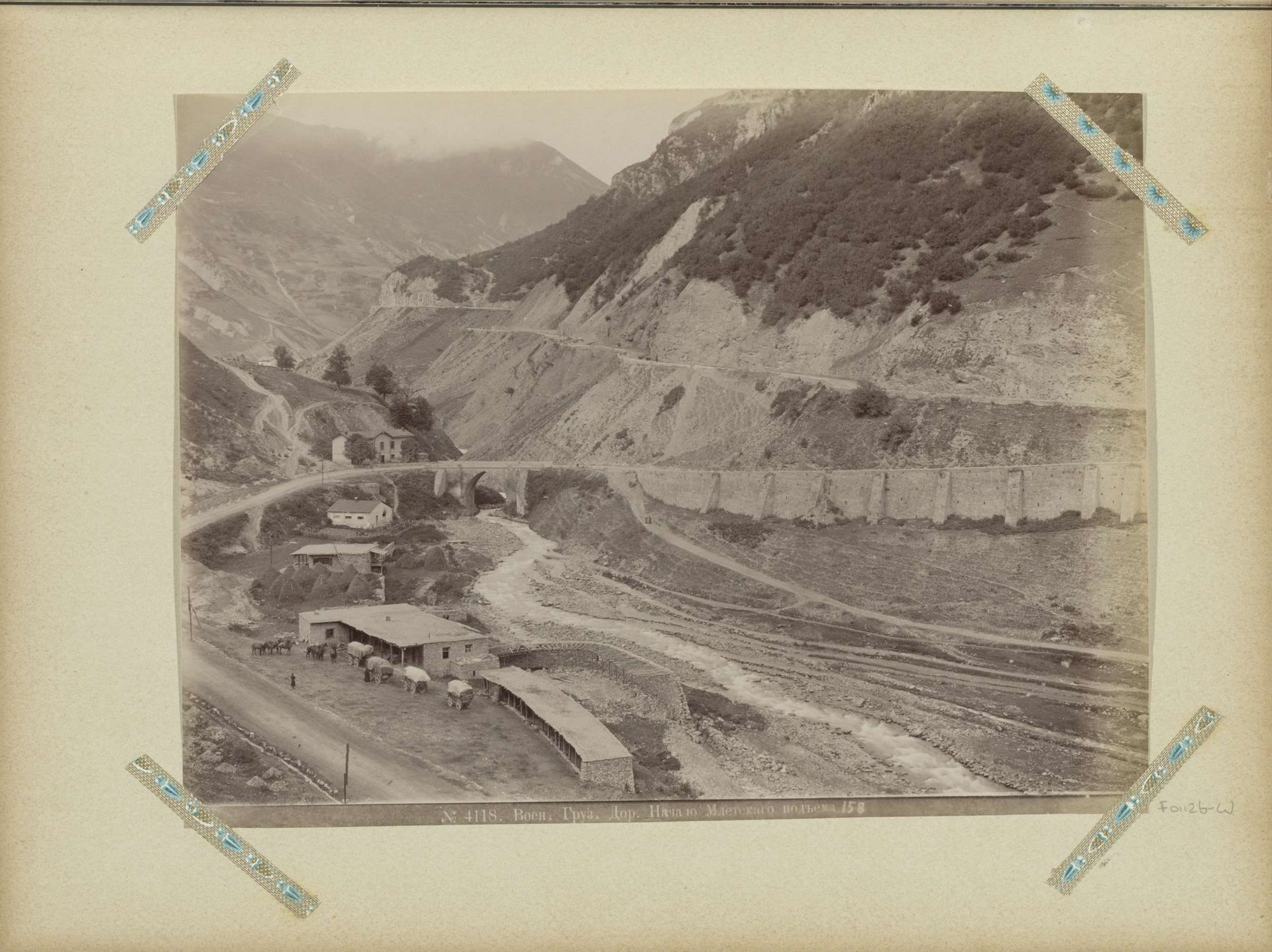 Landschap in Georgië met militaire weg, brug en pleisterplaats by Dimitri Ivanovitch Ermakov