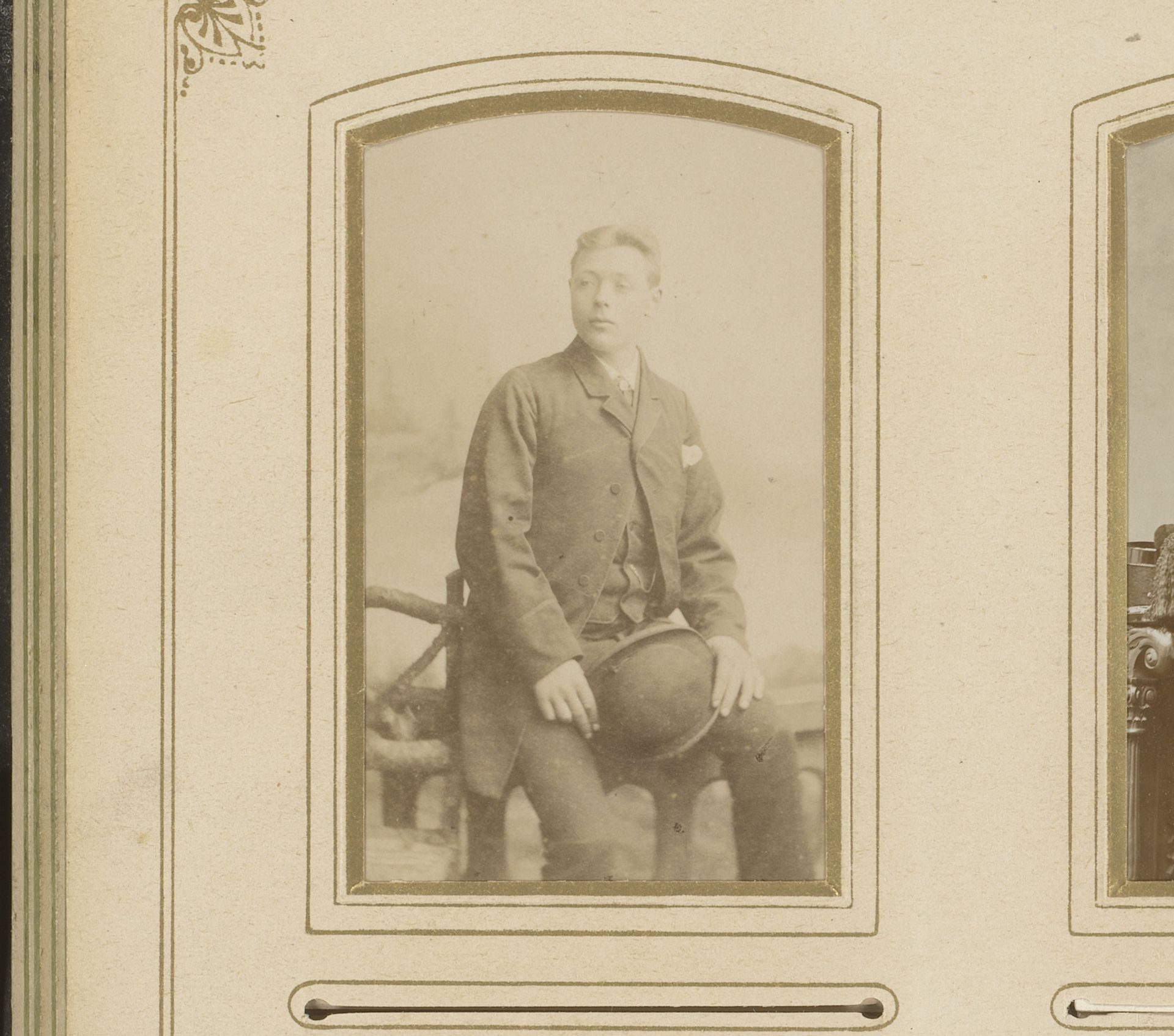 Portret van een jonge man met bolhoed in de hand, leunend op een hek by Albert Greiner