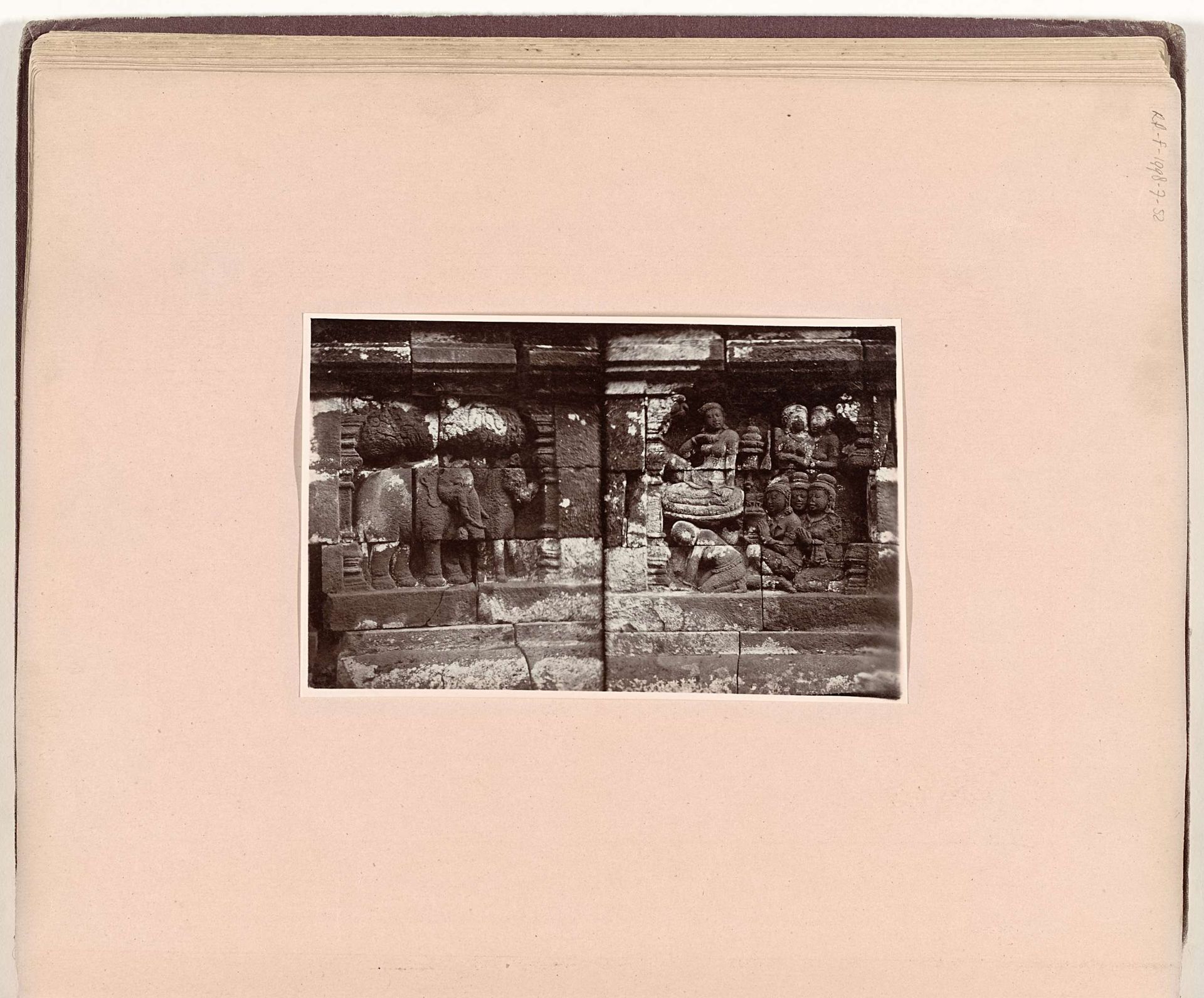 Reliëfs van de Borobudur by C. (fotograaf) Dietrich