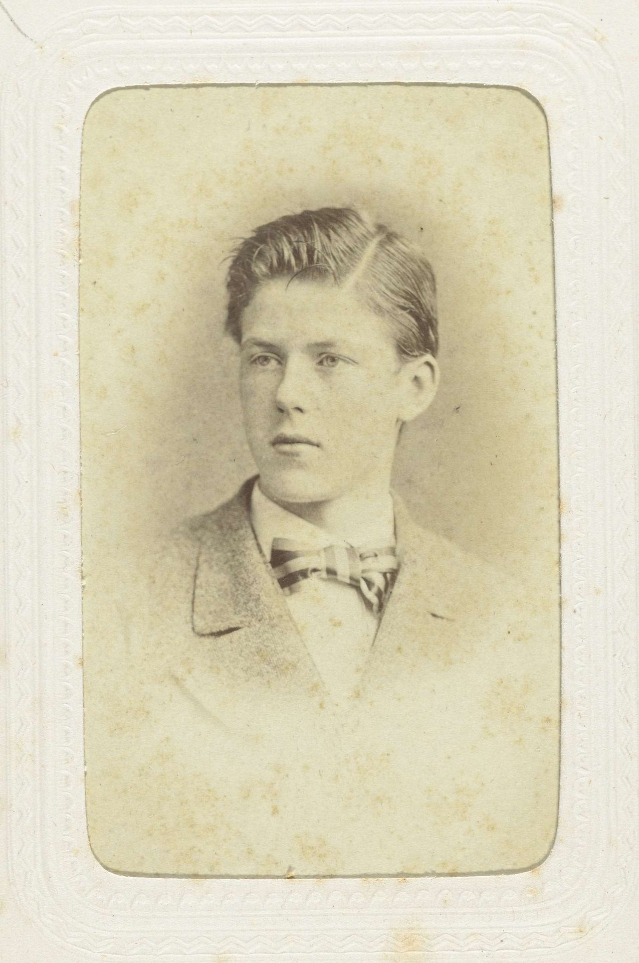Studioportret van een jongeman in een colbert met een geruite strik by Albert Greiner