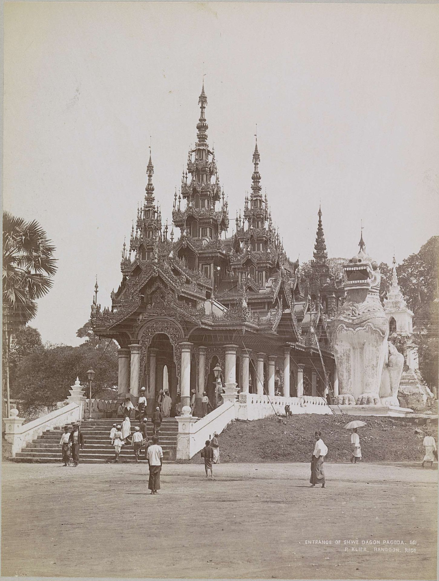 Ingang van de Shwedagon pagode, Rangoon by P. Klier