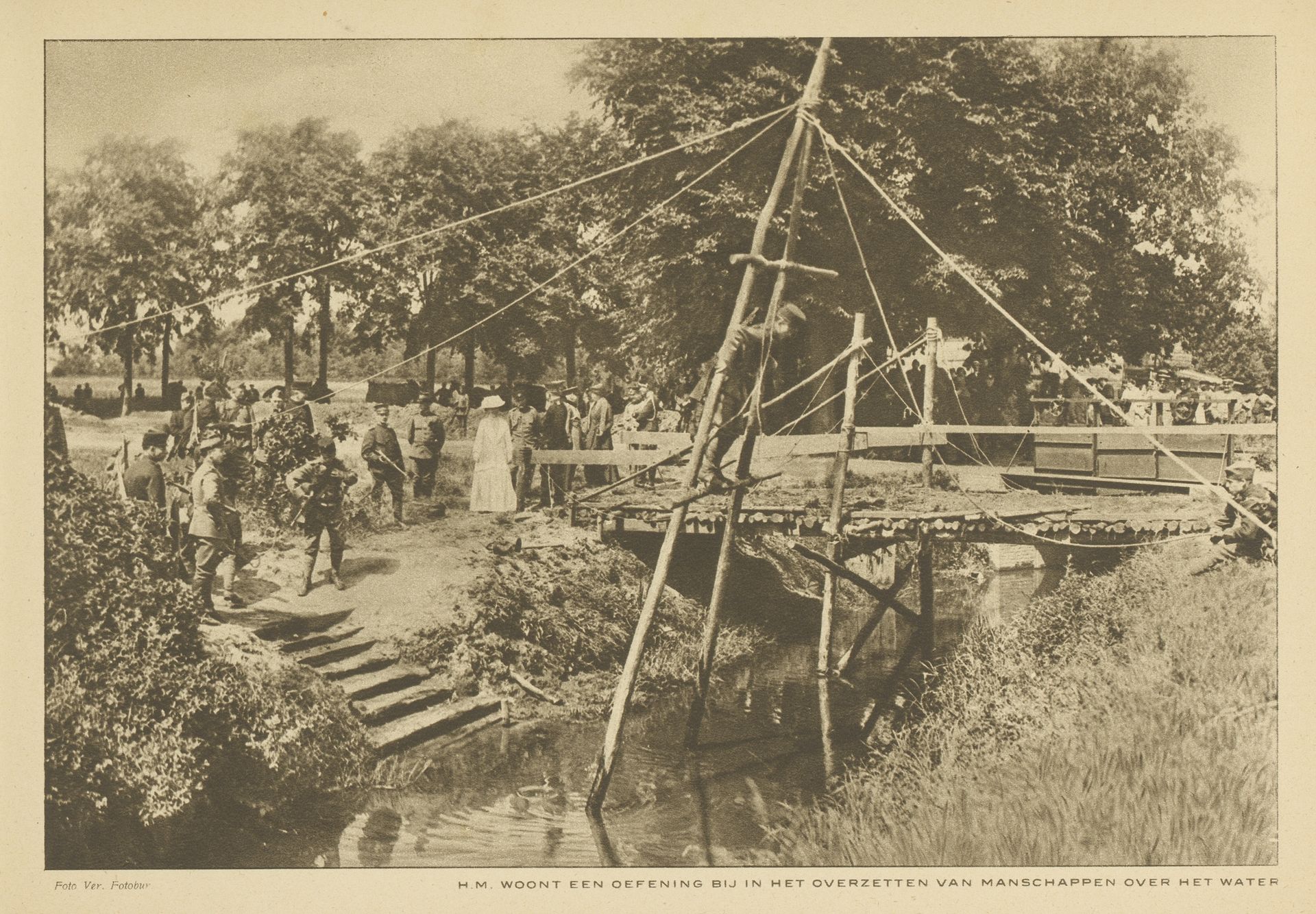 Koningin Wilhelmina woont een militaire training bij, waarin militairen een rivier moeten oversteken by N.V. Vereenigde Fotobureaux