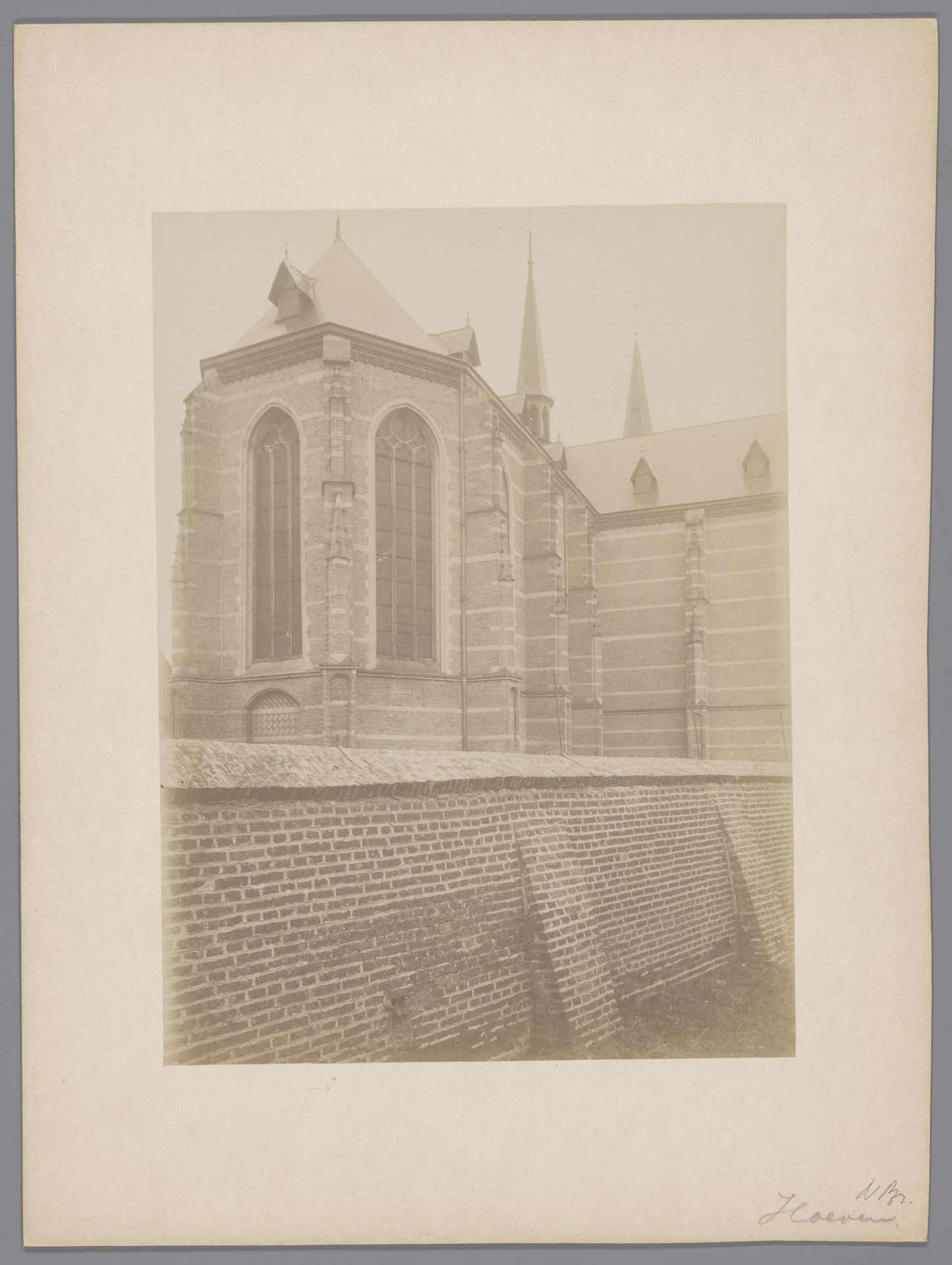 Gedeelte van de rooms-katholieke kerk te Hoeven by anoniem (Monumentenzorg)