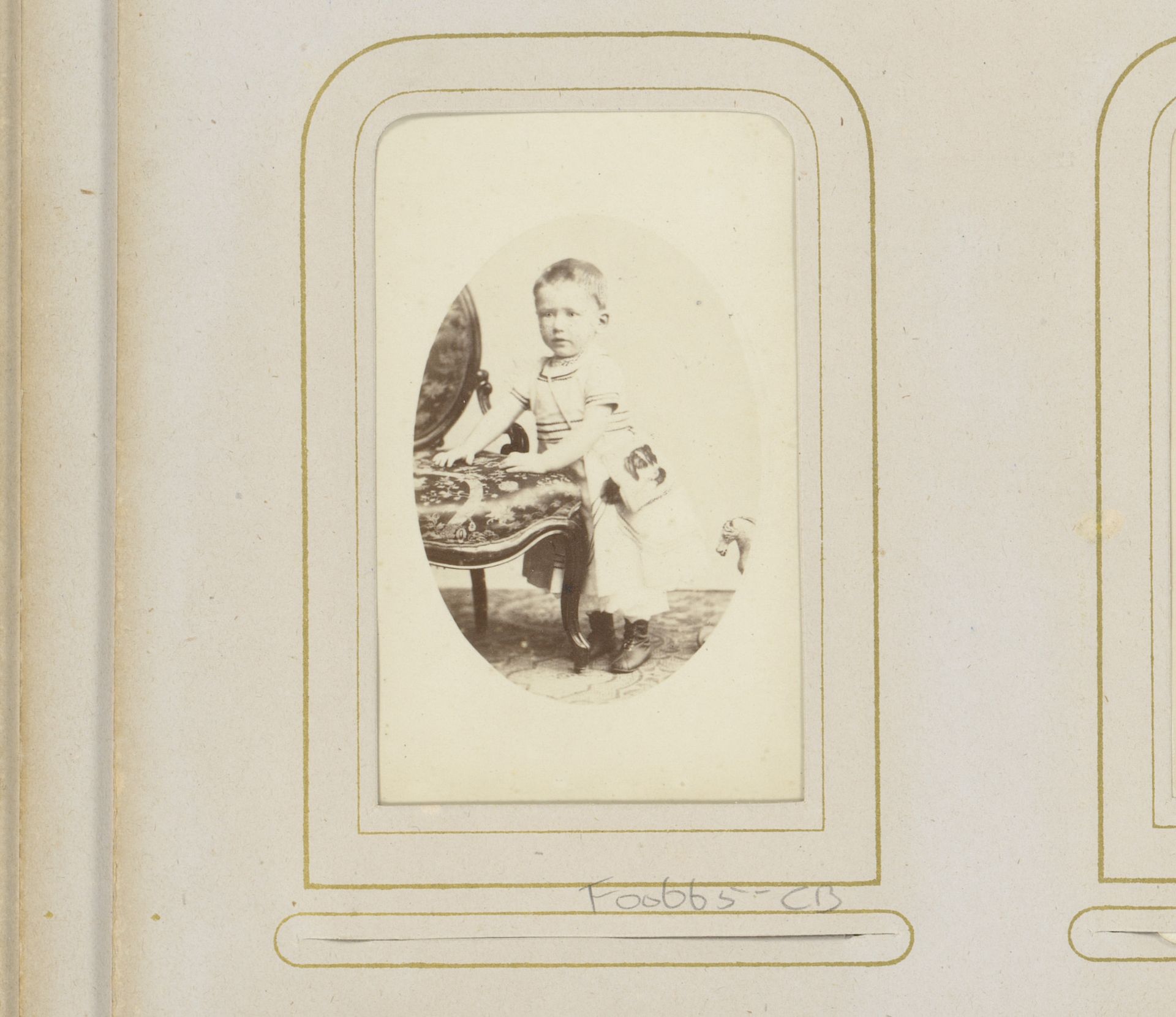 Portret van een jongen met tas en speelgoedpaard by Johannes Ephraim