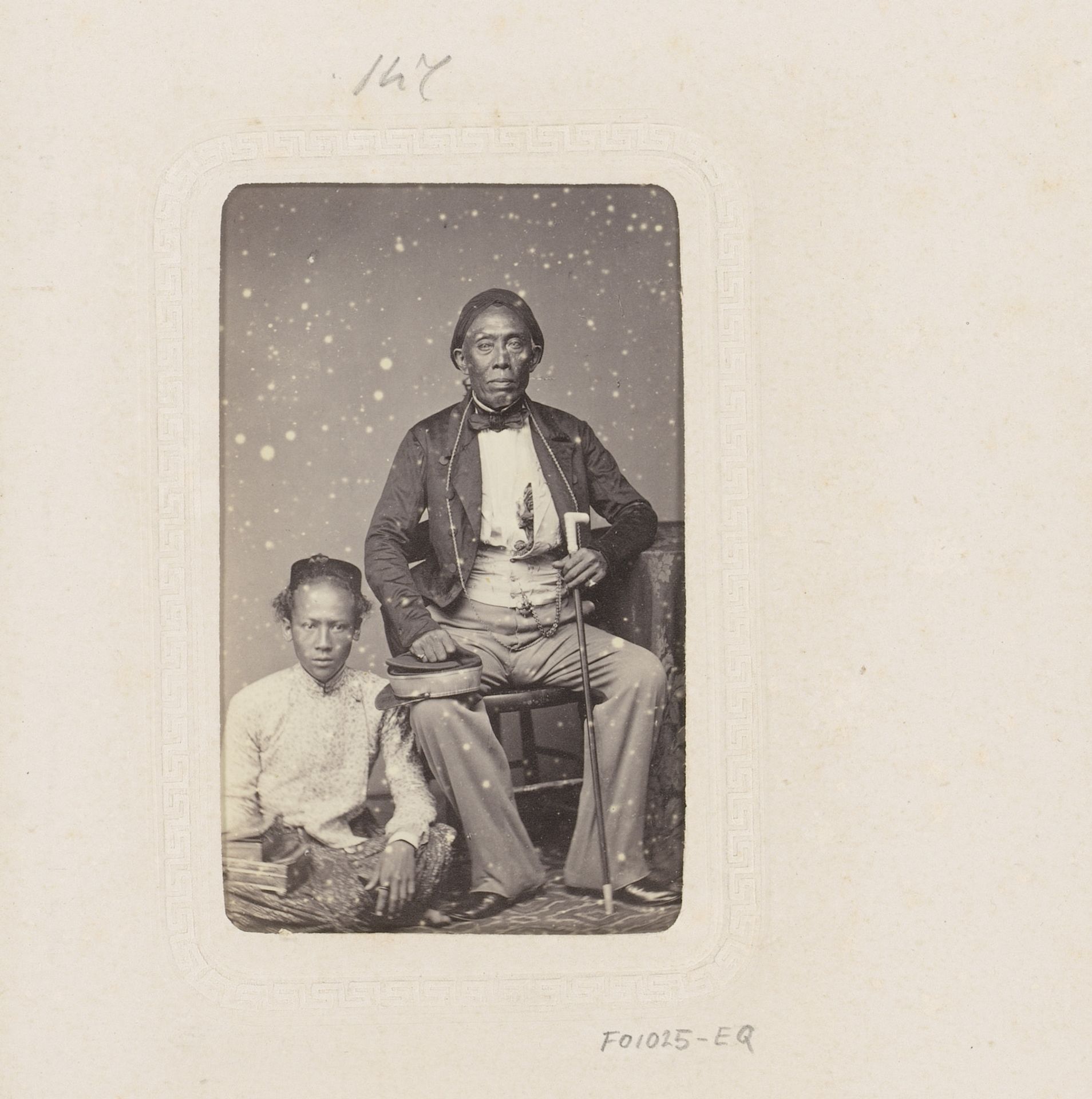 Portret van een oude Indonesische man en een jongen by Woodbury & Page