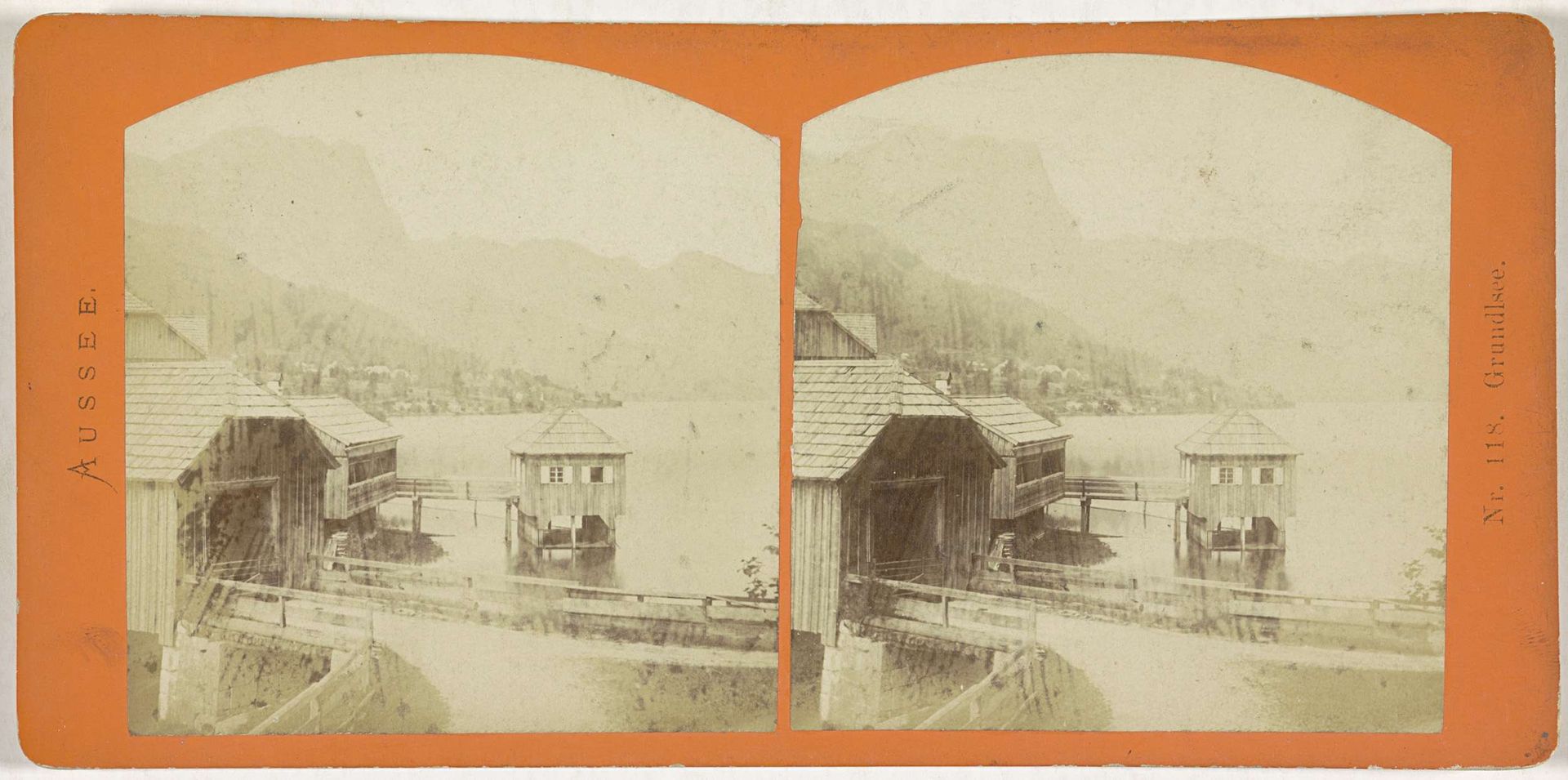 Houten huizen bij de Grundlsee, Oostenrijk by Anonymous